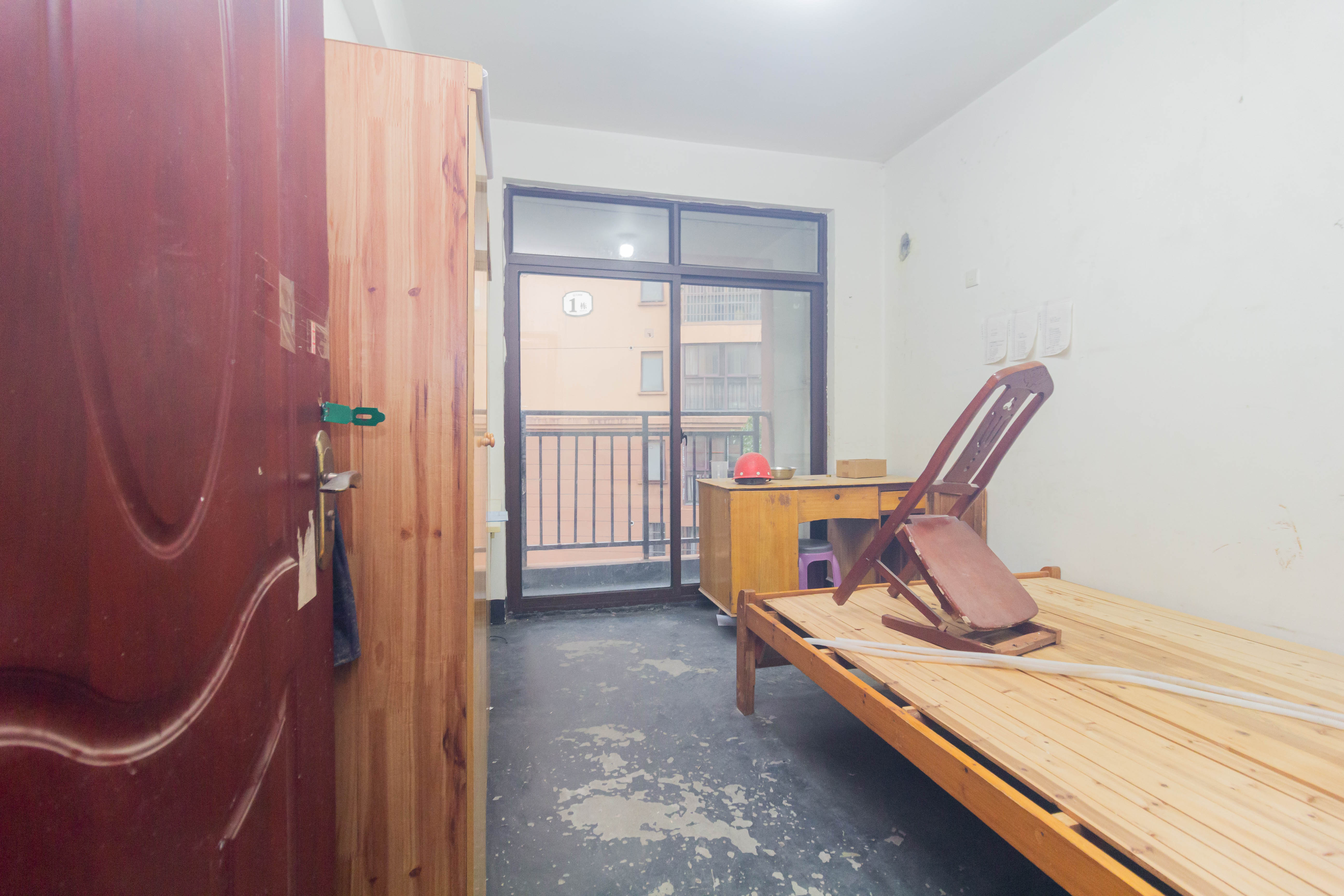 天园假日  4室2厅2卫    135.0万 天园假日  4室2厅2卫    135.0万卧室