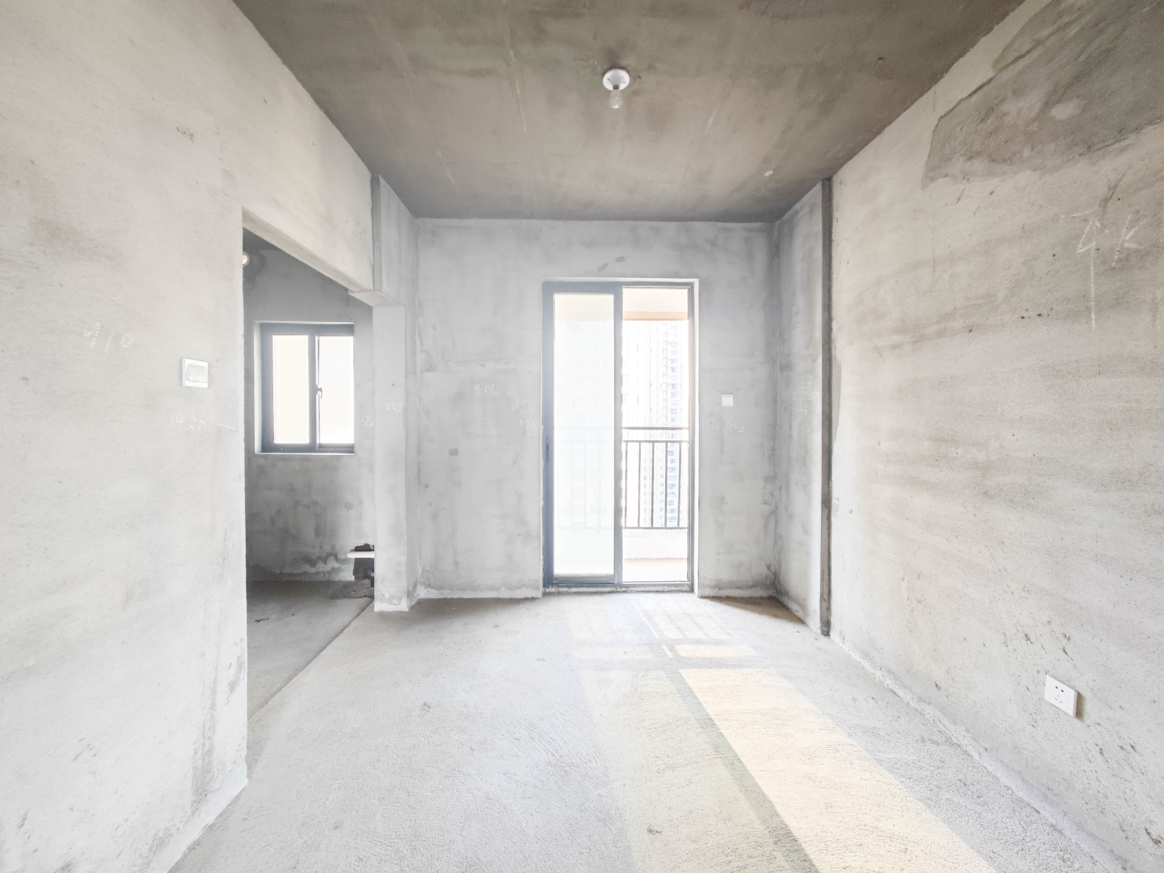 中建嘉和城  4室2厅2卫   140.00万其他
