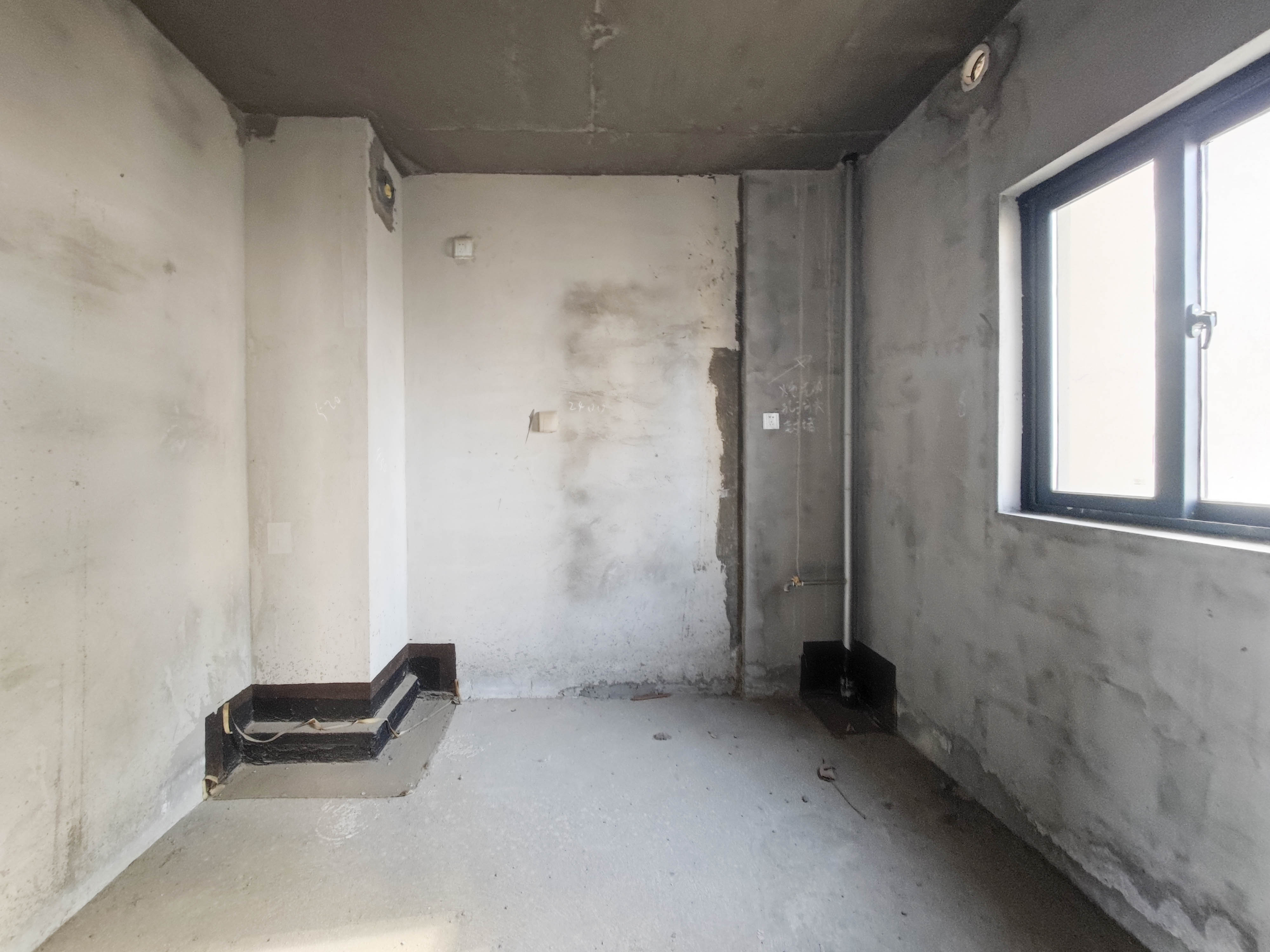 中建嘉和城  4室2厅2卫   140.00万其他