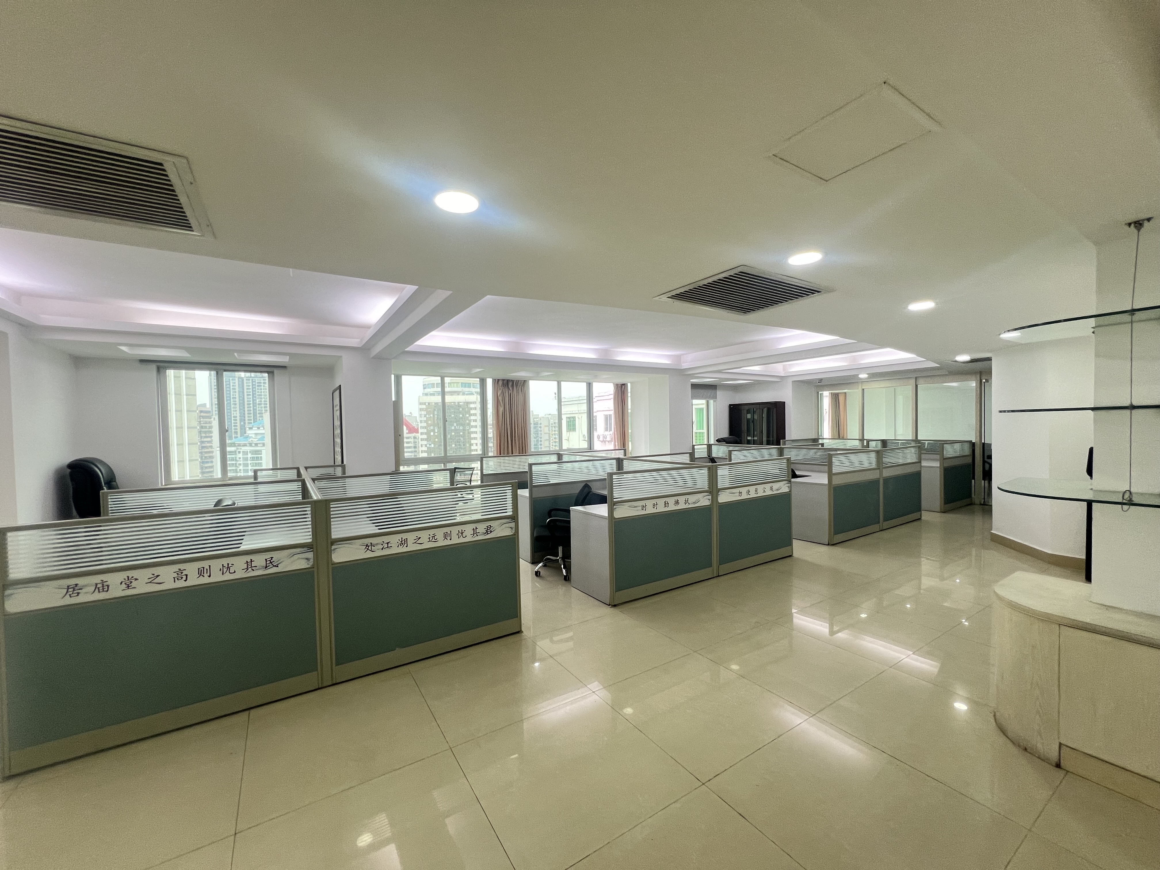 富豪大厦(富豪花园) 3室2厅2卫 147.0万 富豪大厦(富豪花园) 3室2厅2卫 147.0万客厅