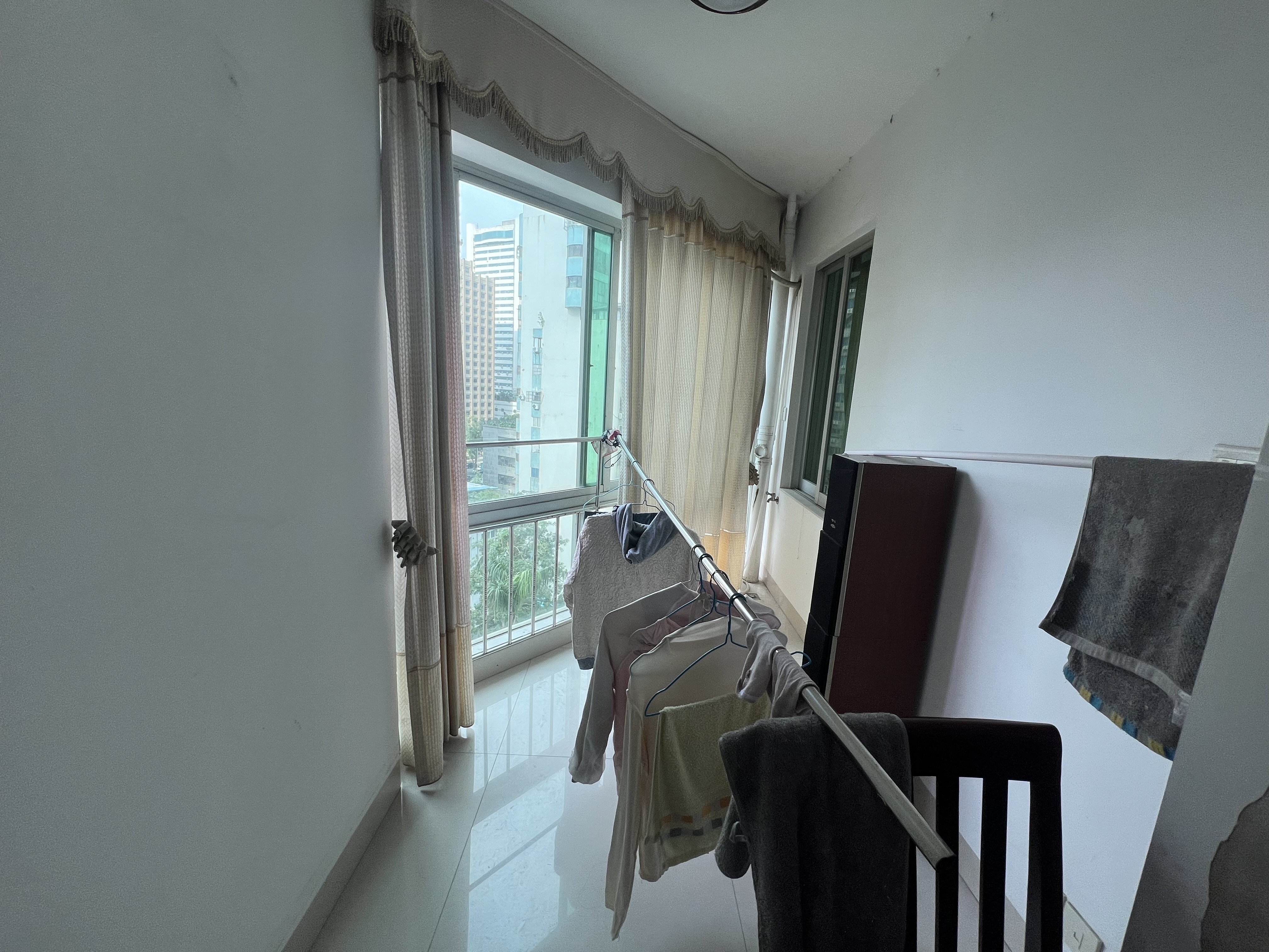 富豪大厦(富豪花园) 3室2厅1卫 130.0万 富豪大厦(富豪花园) 3室2厅1卫 130.0万客厅