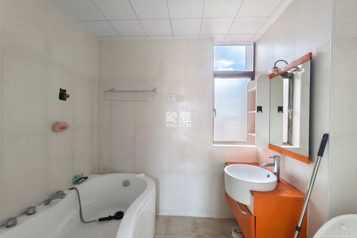 庐山恋 3室2厅1卫 2000.0元/月 庐山恋 3室2厅1卫 2000.0元/月室内图