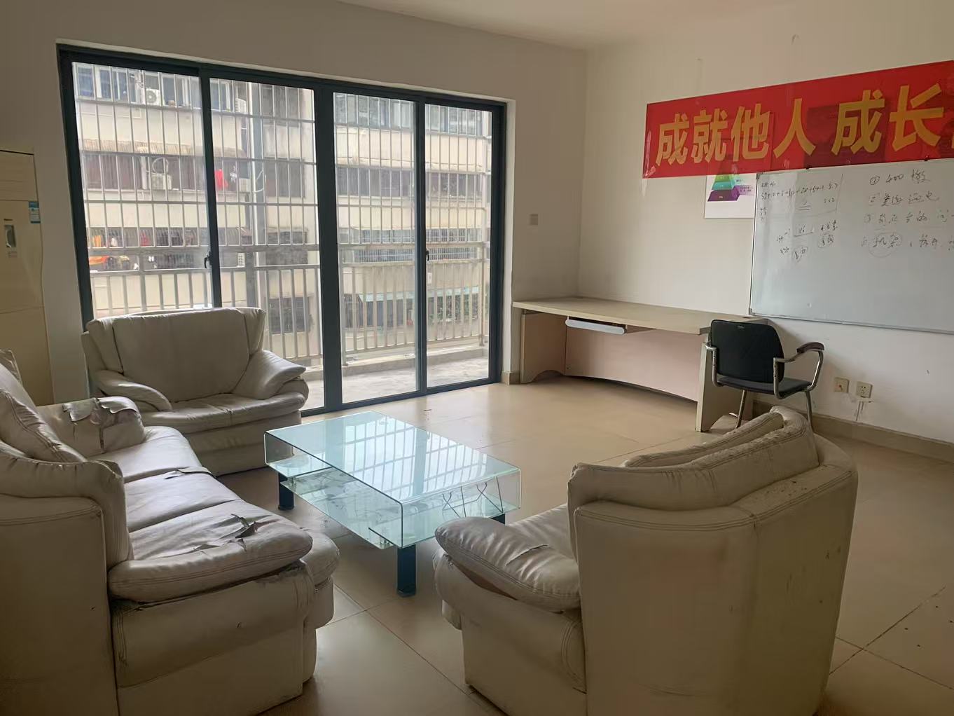 金海广场 4室2厅2卫 3300.0元/月 金海广场 4室2厅2卫 3300.0元/月室内图