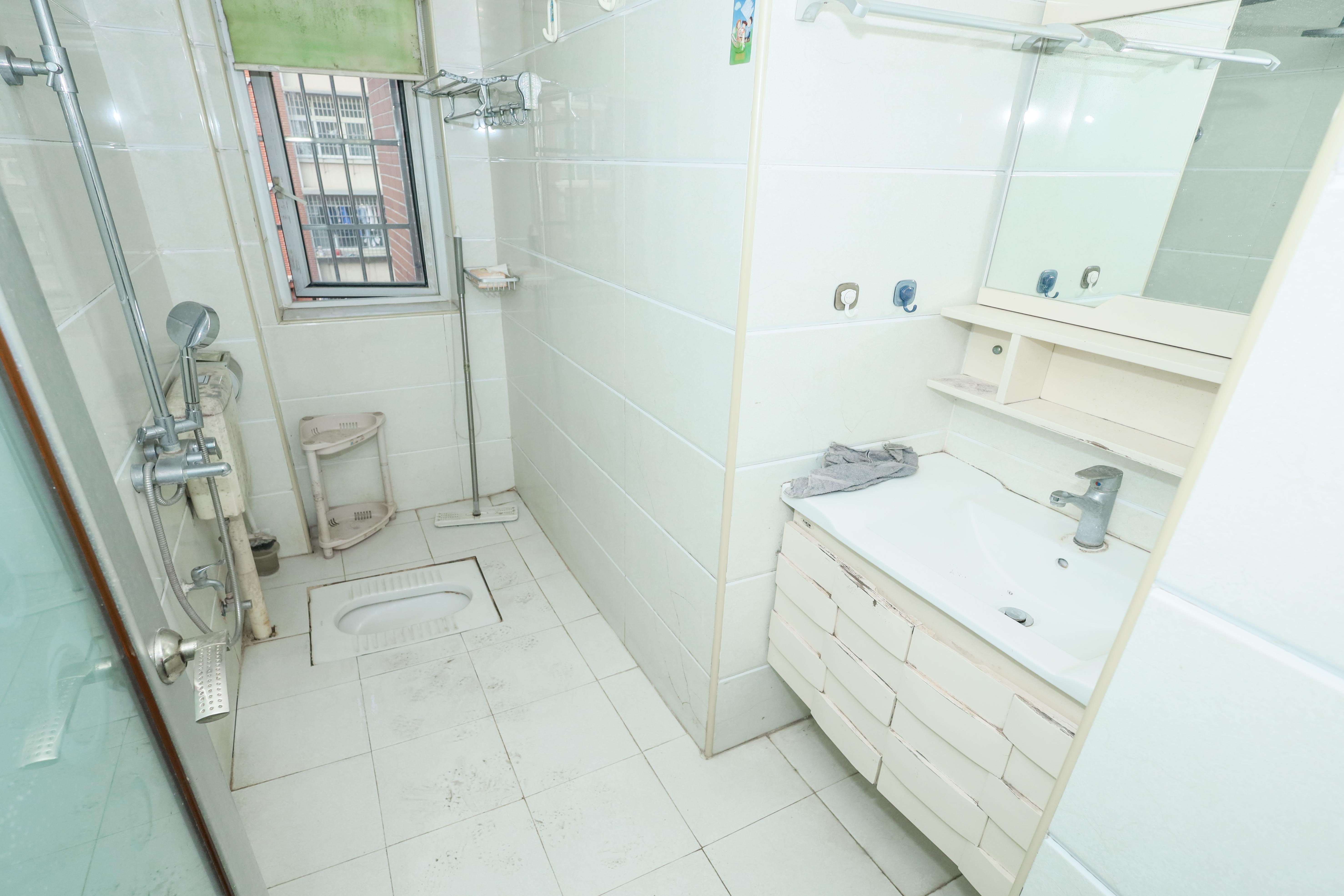 山水英伦  3室2厅2卫    65.0万 山水英伦  3室2厅2卫    65.0万卫生间