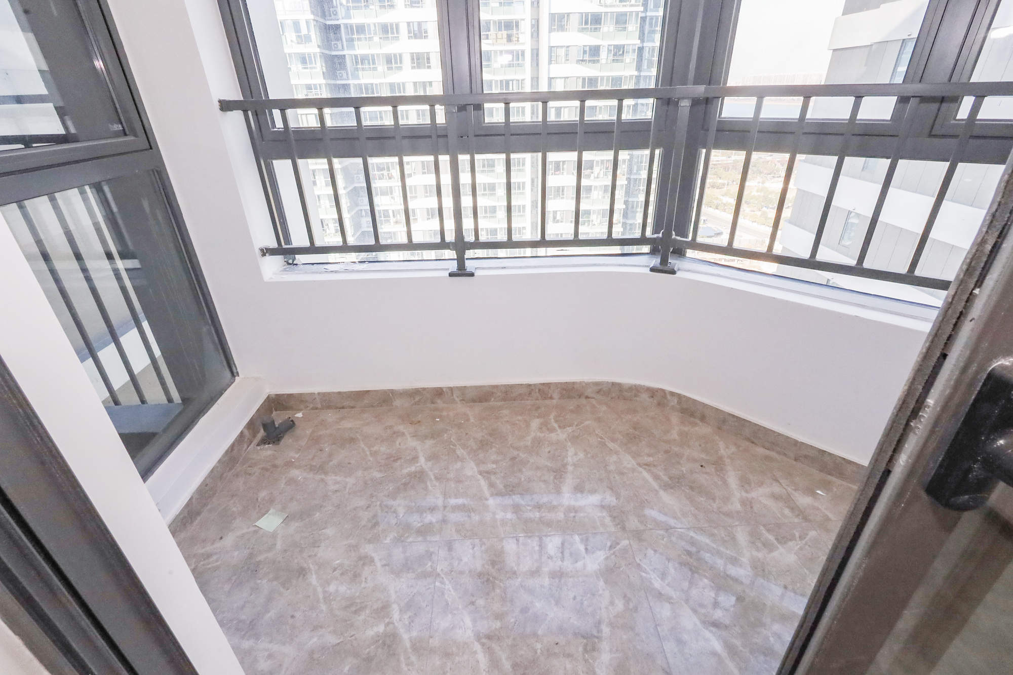 复地滨江金融中心 4室2厅2卫 212.0万 复地滨江金融中心 4室2厅2卫 212.0万阳台