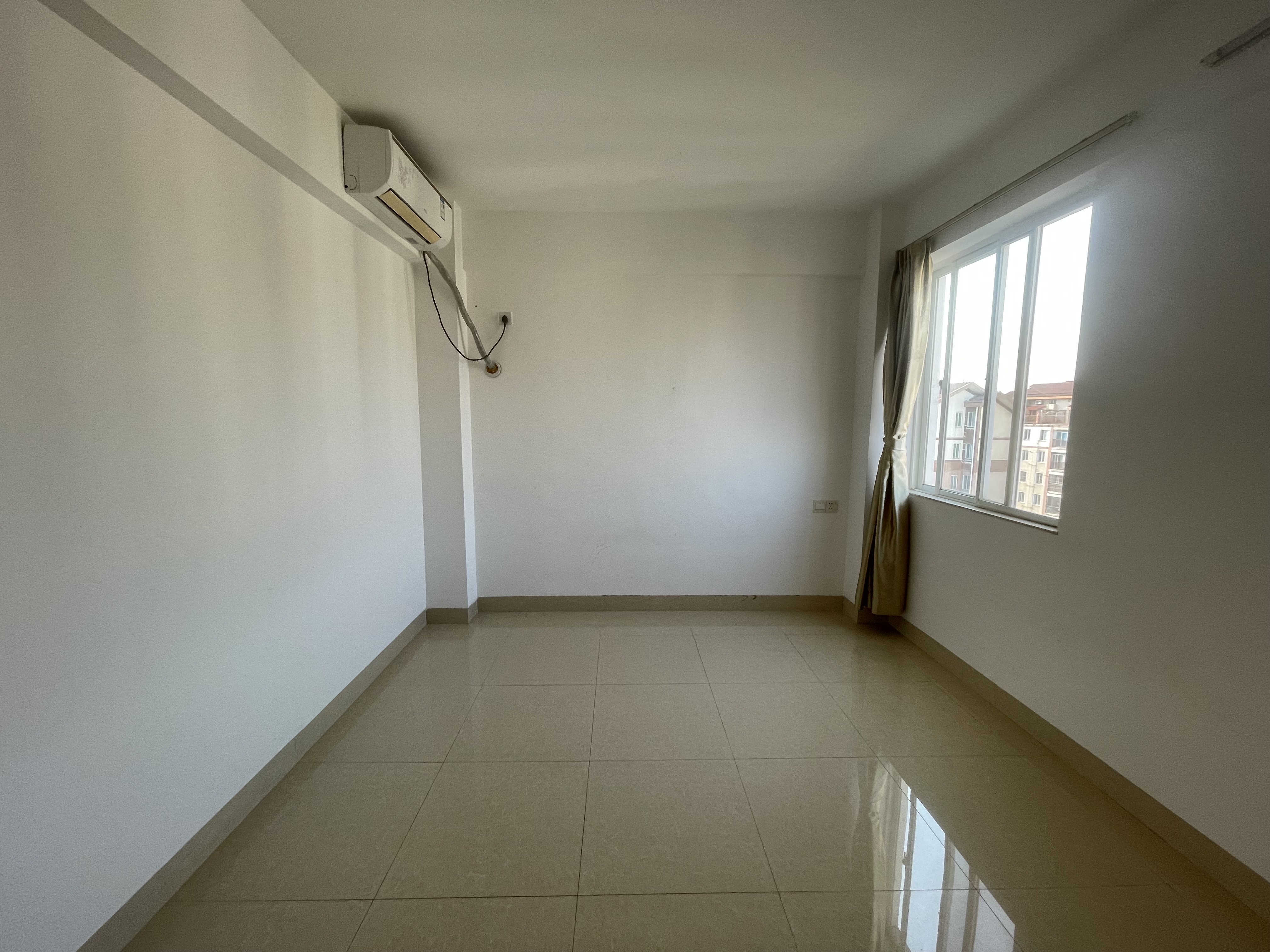 天上人间  5室2厅3卫    265.0万 天上人间  5室2厅3卫    265.0万客厅