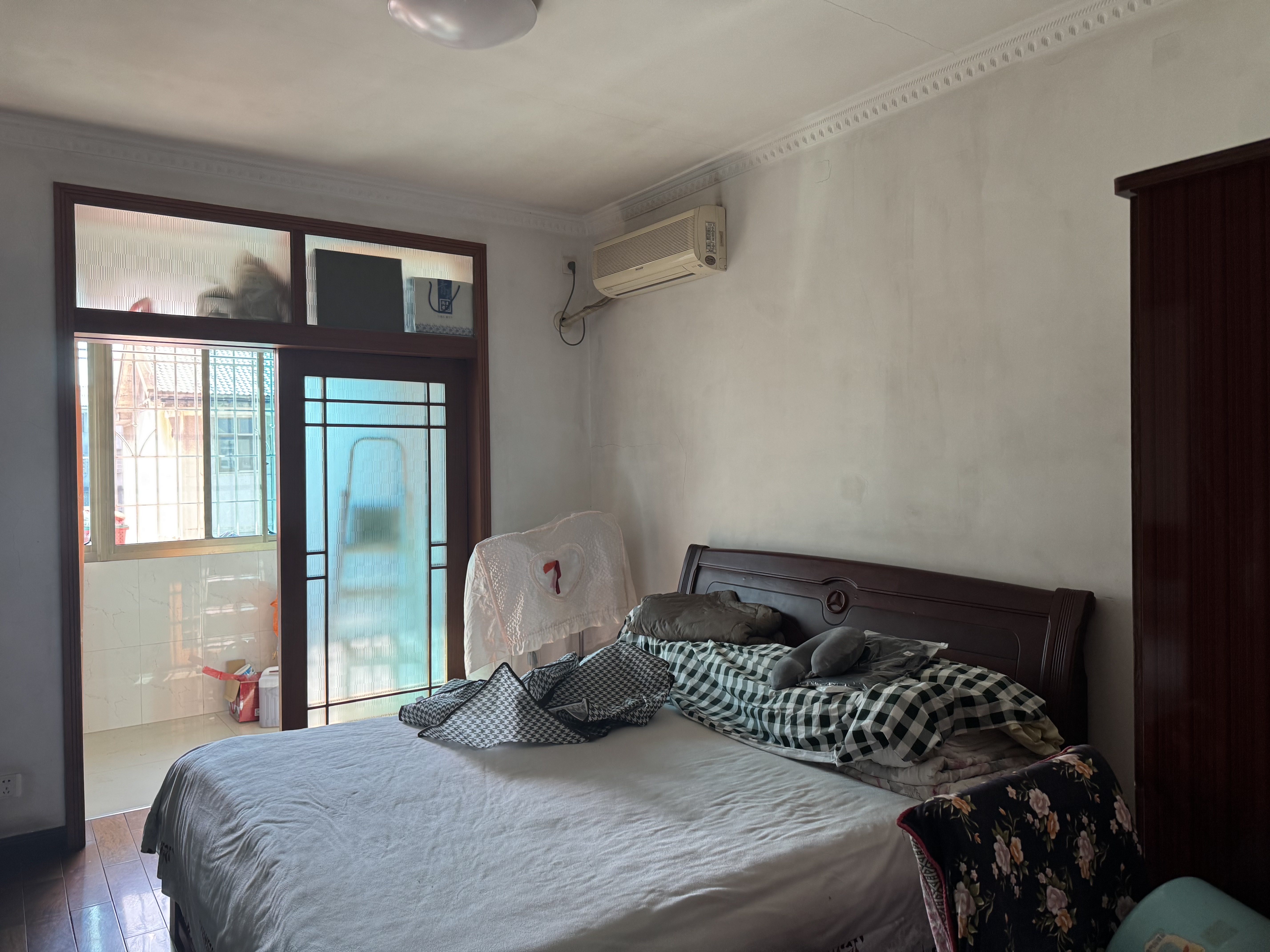 汽车站家属楼  4室2厅2卫    62.8万客厅