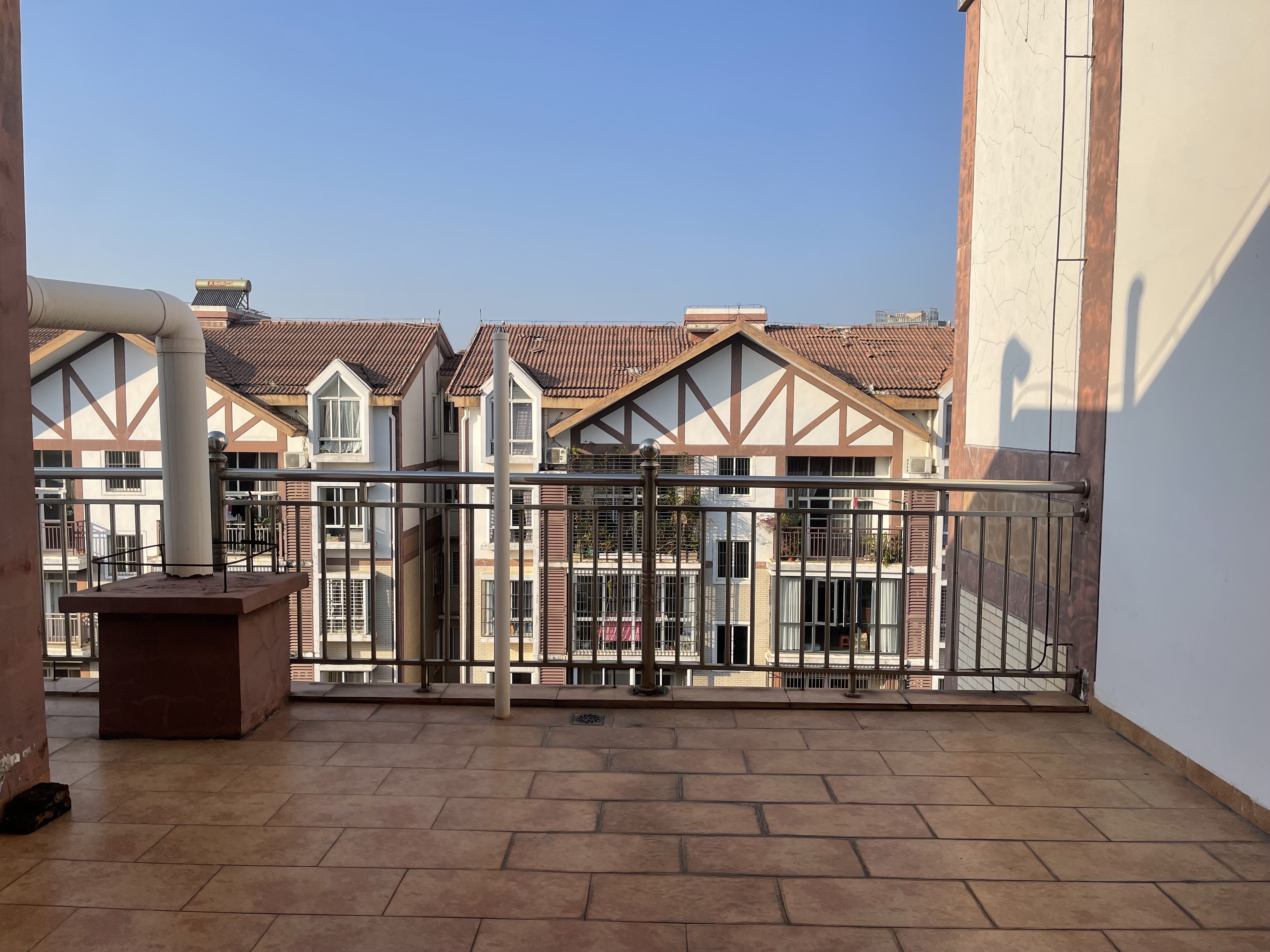 天上人间  5室2厅3卫    265.0万 天上人间  5室2厅3卫    265.0万客厅