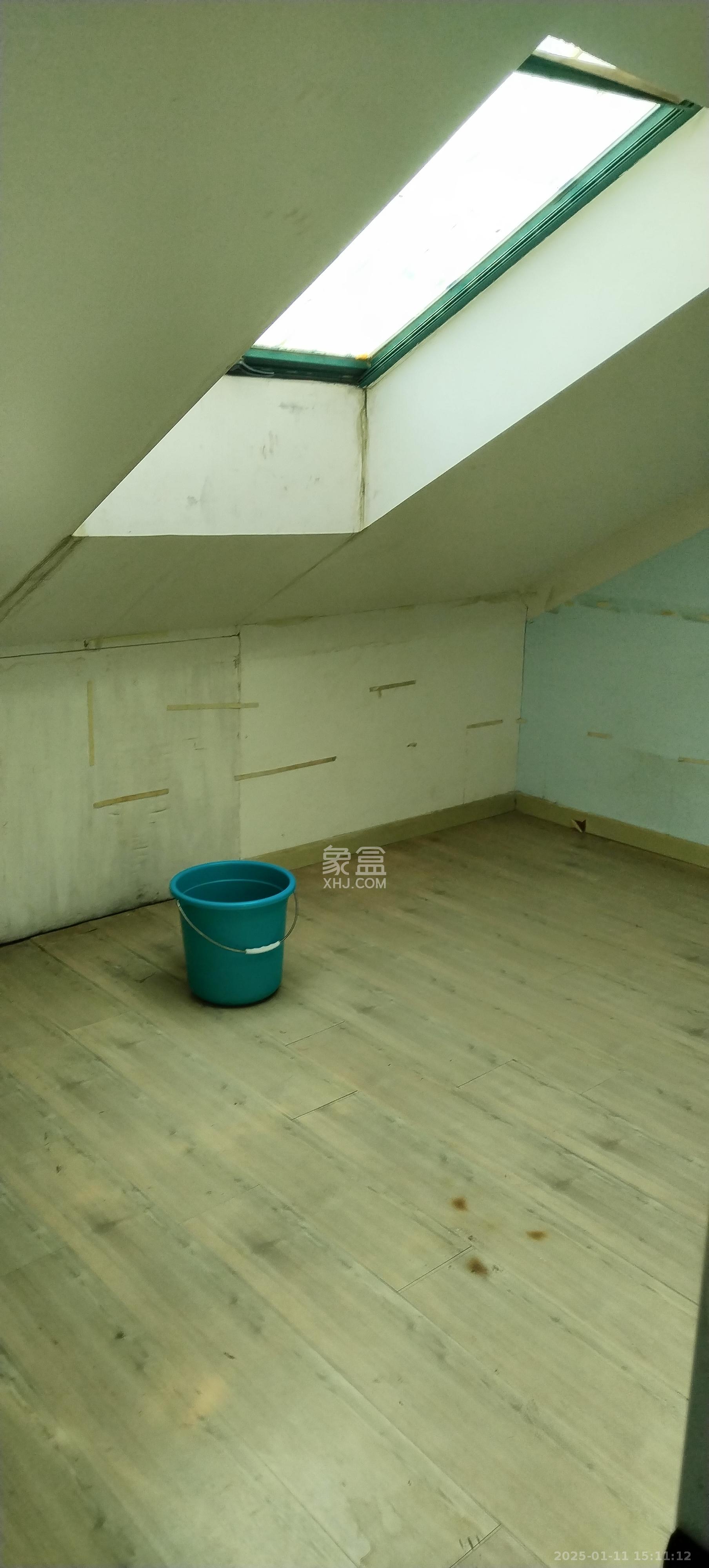 莲湖汽配城  1室2厅1卫    2500.0元/月室内图