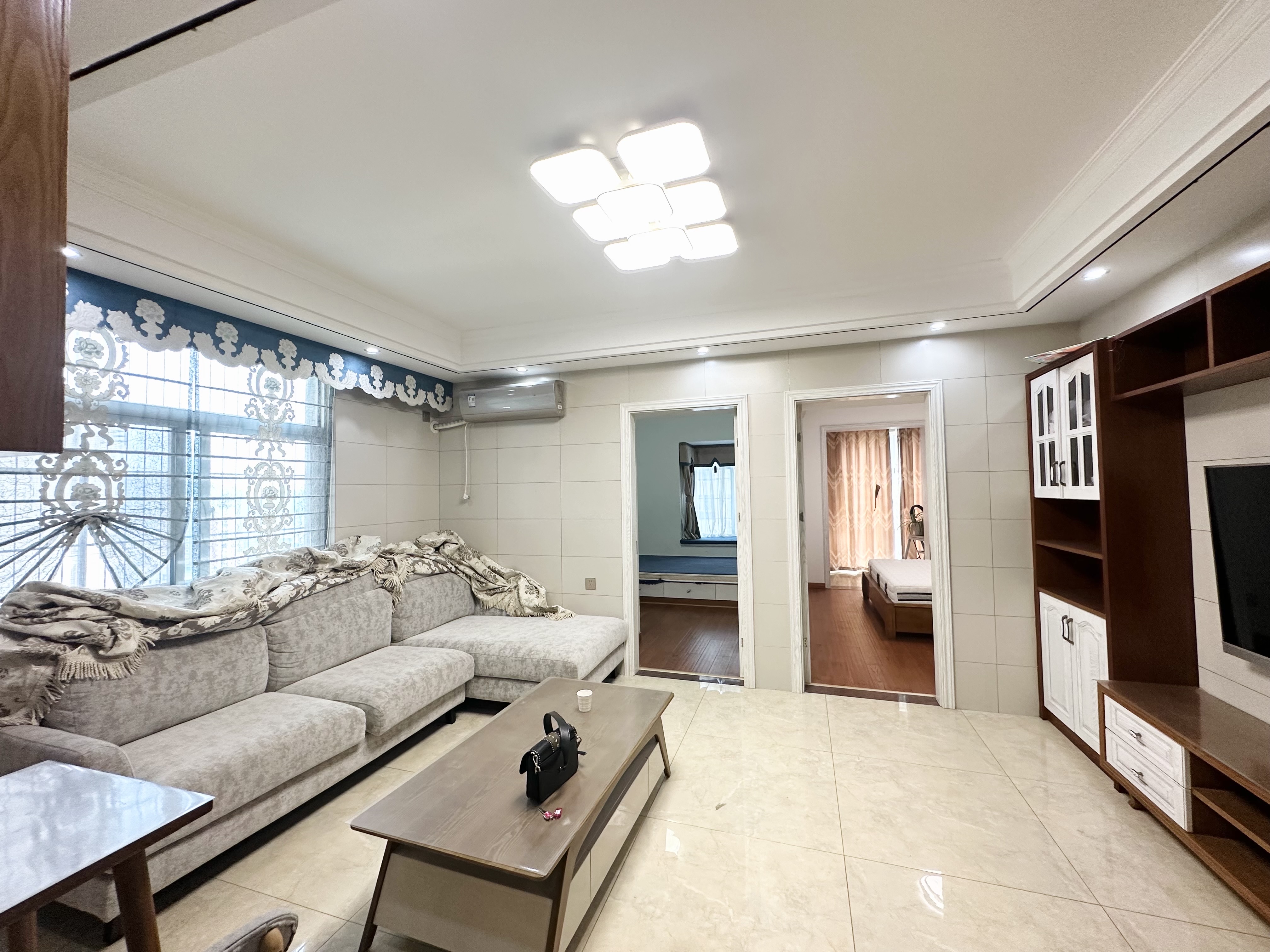 华南城市广场  1室0厅0卫    2300.0元/月 华南城市广场  1室0厅0卫    2300.0元/月室内图