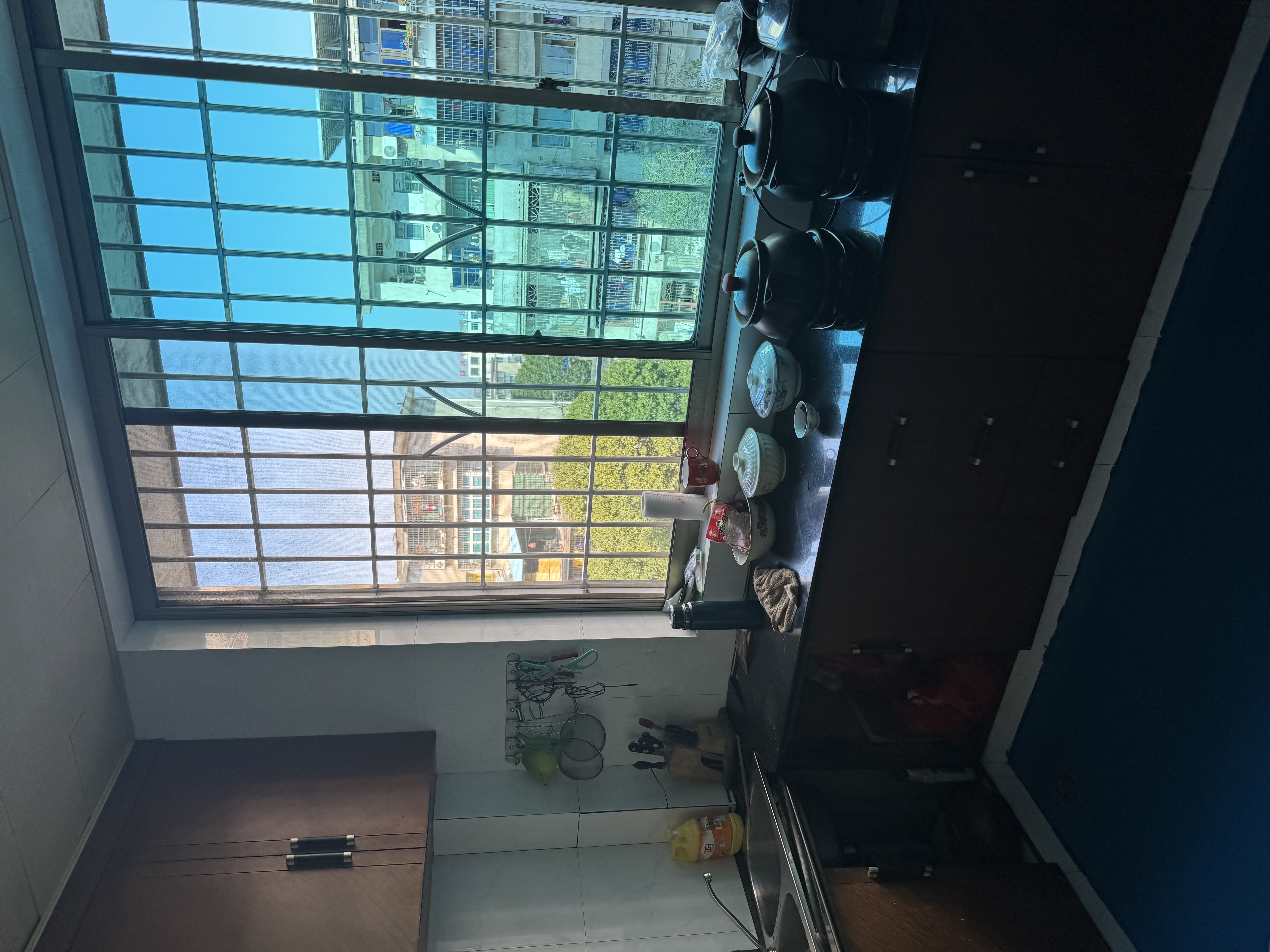 汽车站家属楼  4室2厅2卫    62.8万客厅