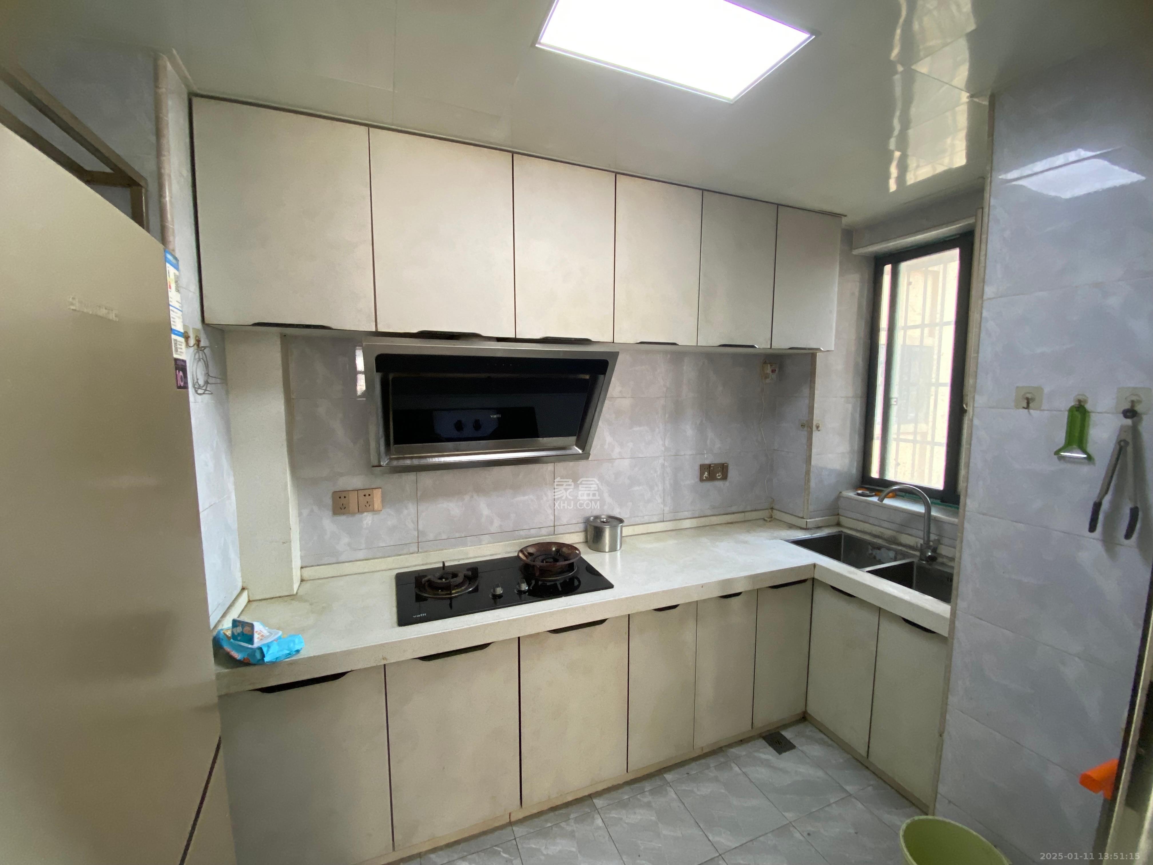 洋湖春园 3室1厅2卫 2300.0元/月 洋湖春园 3室1厅2卫 2300.0元/月室内图