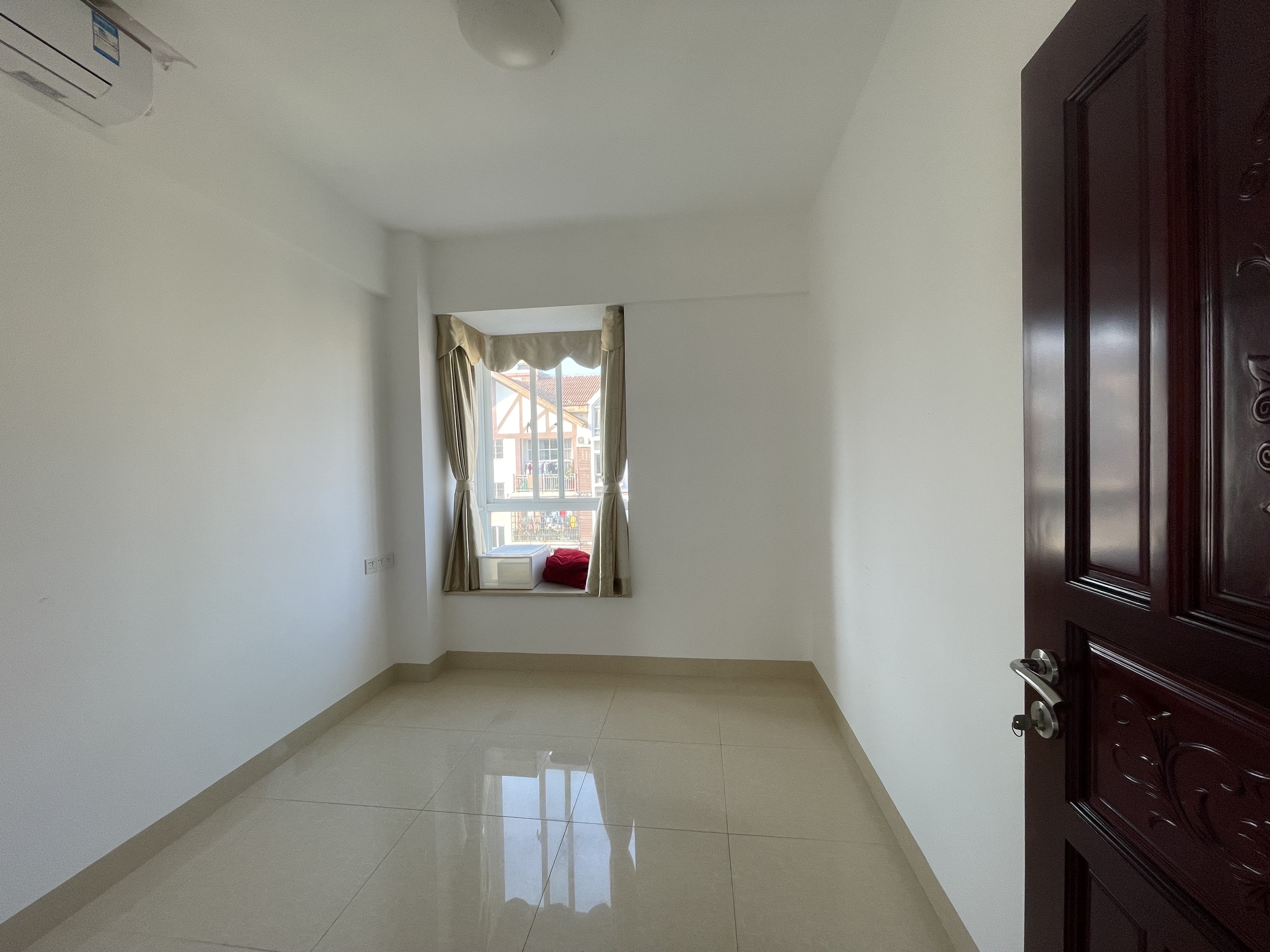 天上人间  5室2厅3卫    265.0万 天上人间  5室2厅3卫    265.0万客厅