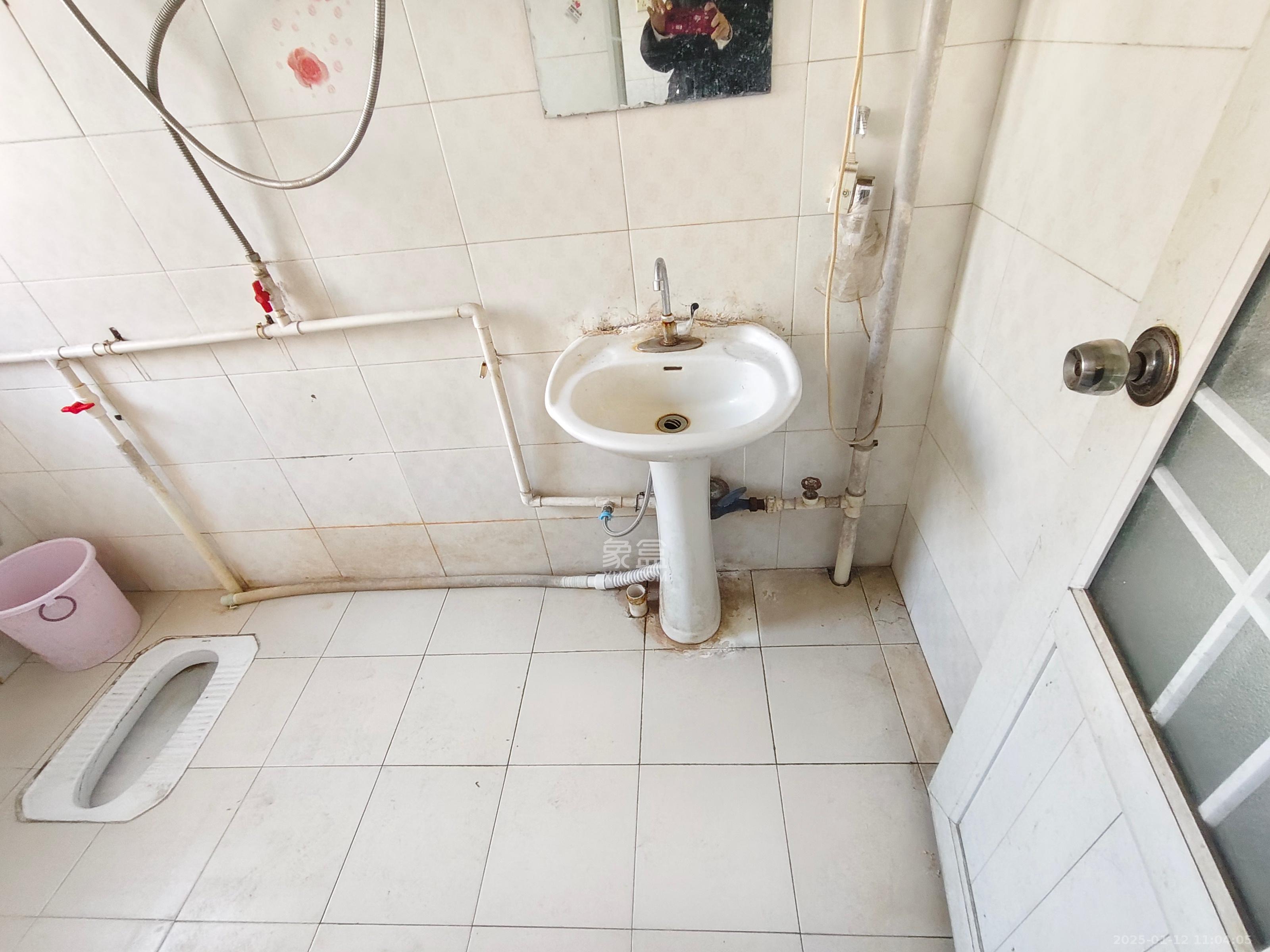 新桥沁园(银港农贸市场) 3室2厅1卫 1600.0元/月 新桥沁园(银港农贸市场) 3室2厅1卫 1600.0元/月室内图