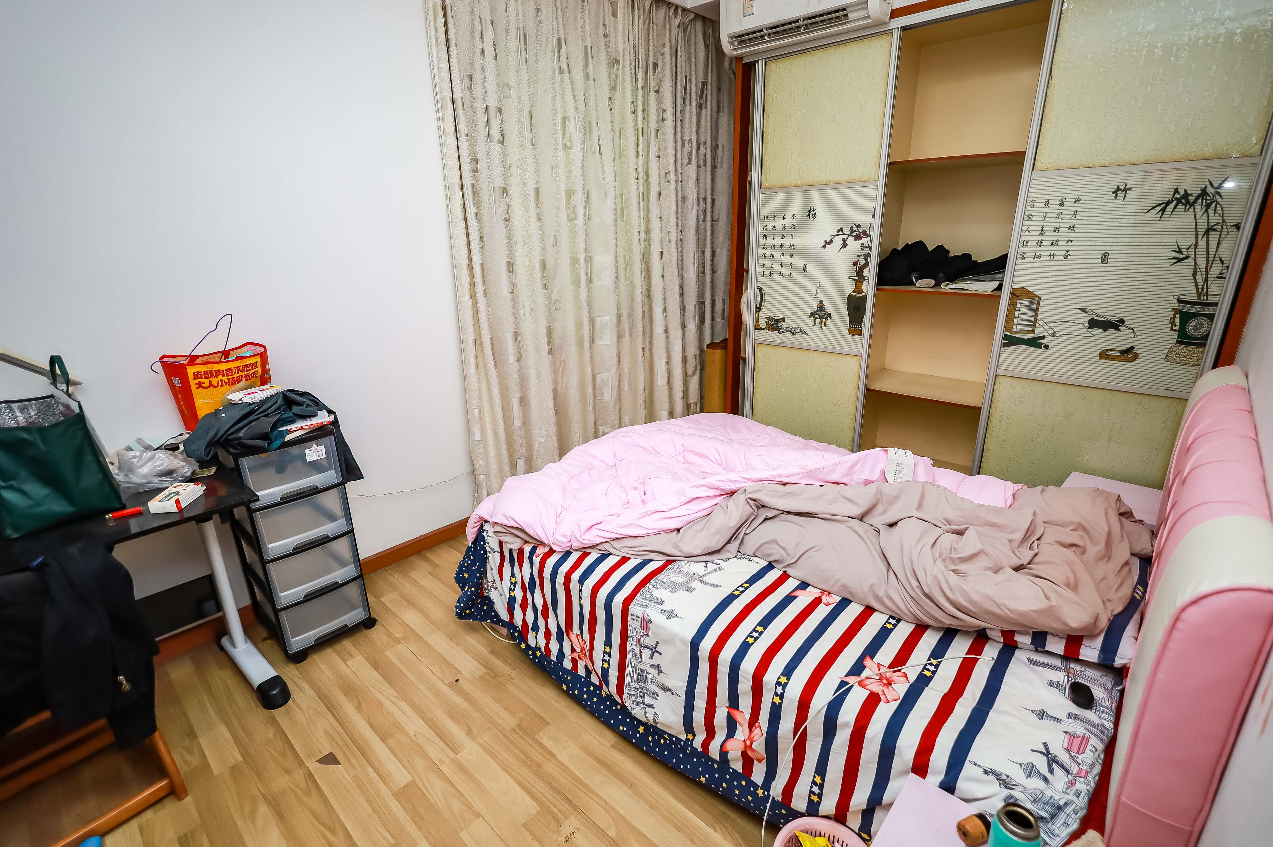 时代天骄  3室2厅2卫   98.00万卧室