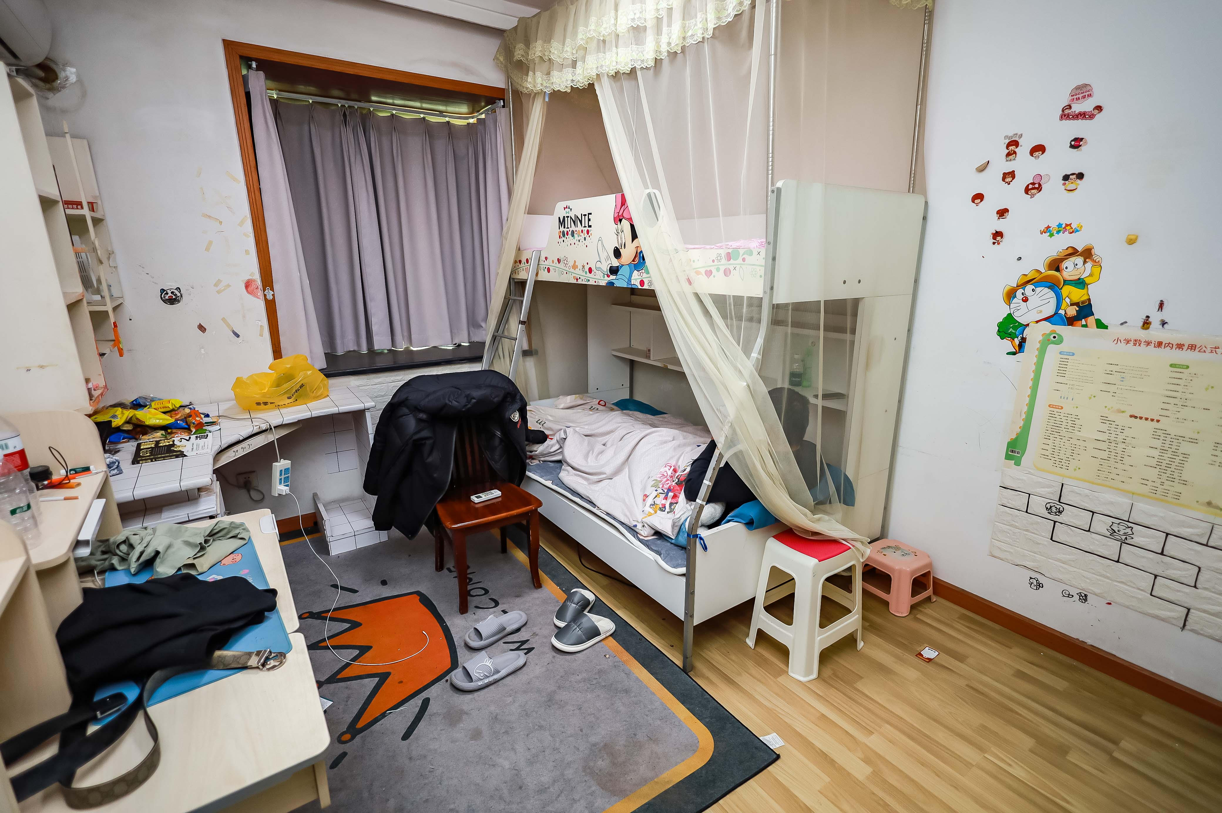 时代天骄  3室2厅2卫   98.00万卧室