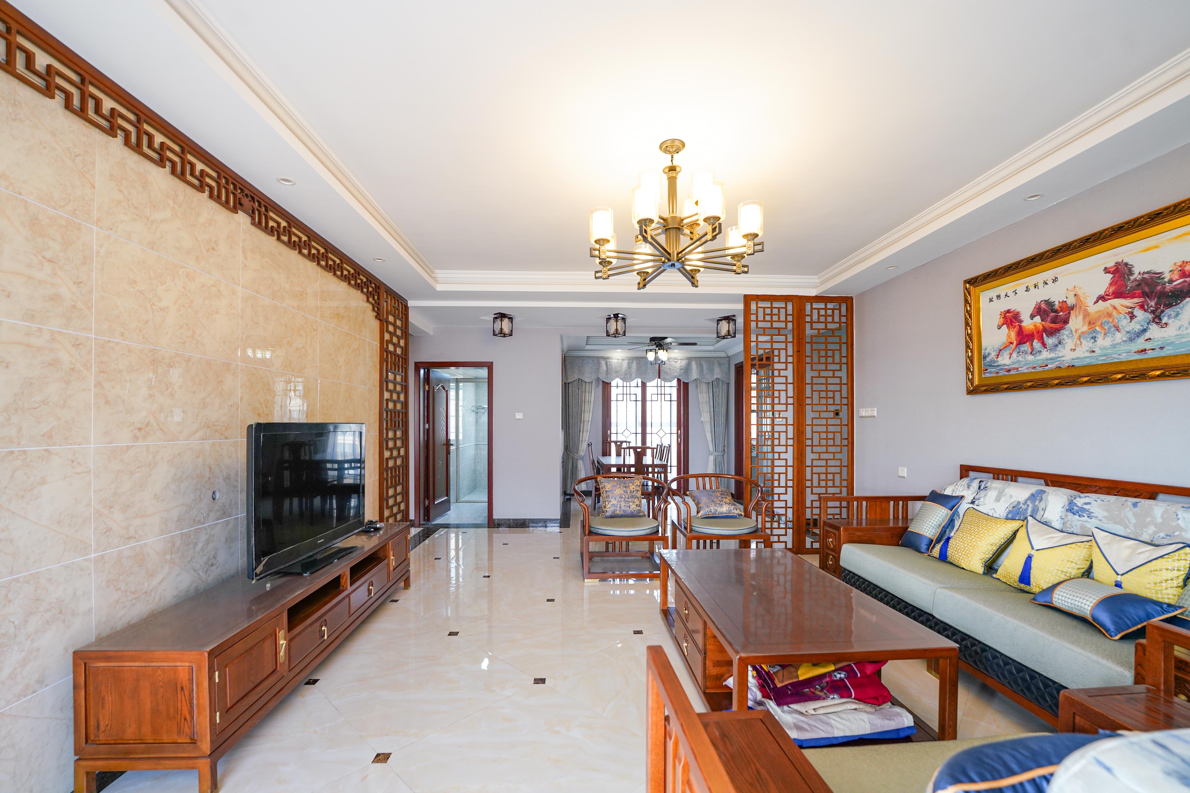 德泽苑  5室2厅2卫    128.0万客厅