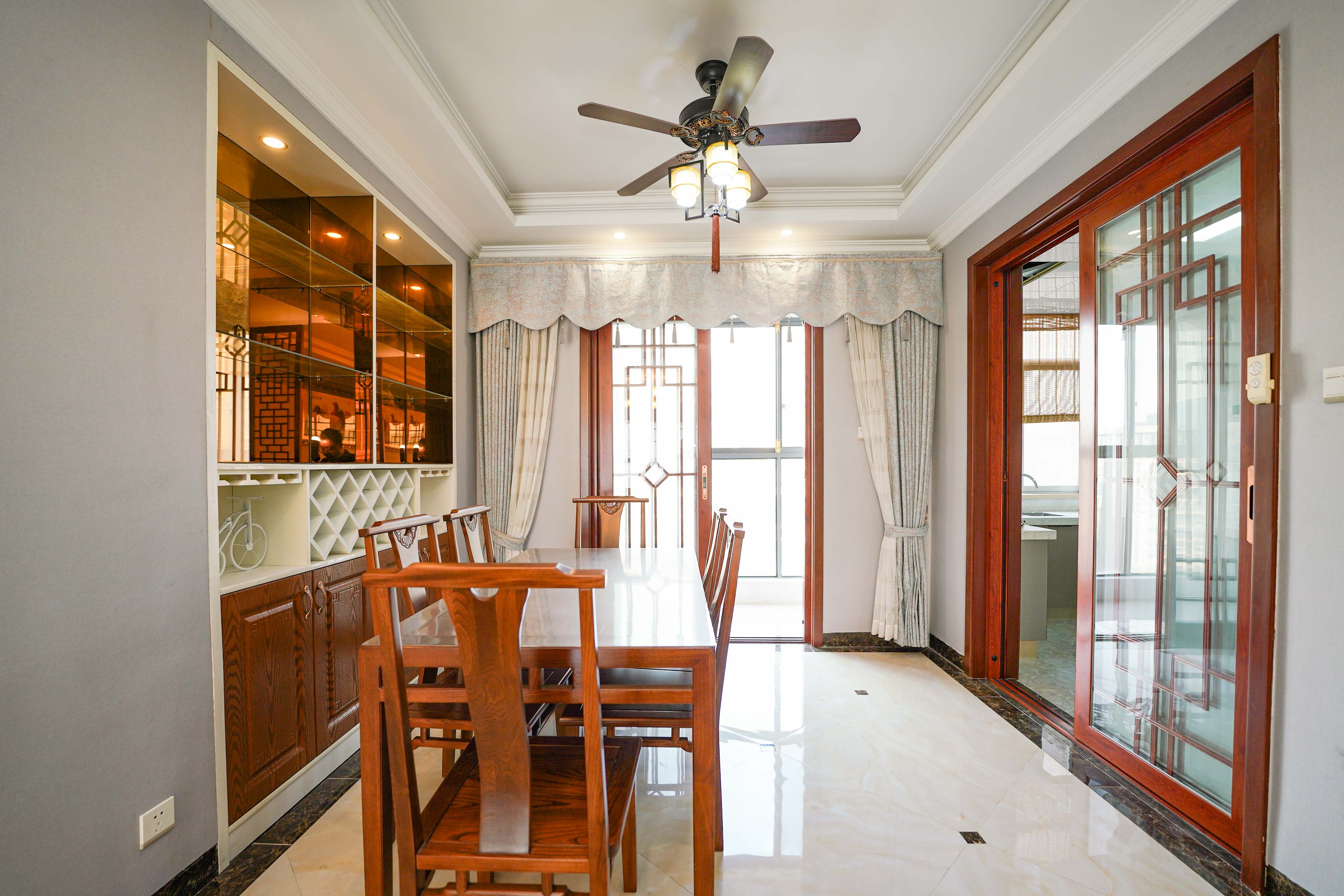 德泽苑  5室2厅2卫    128.0万客厅