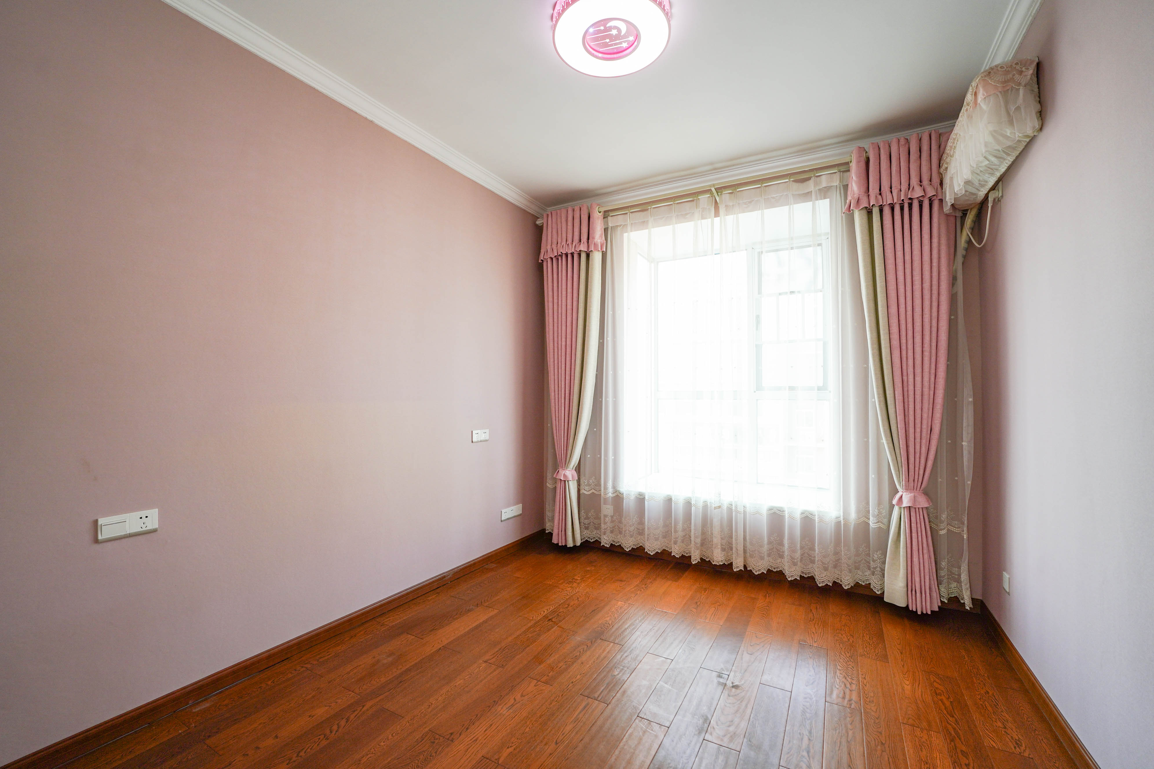 德泽苑  5室2厅2卫    128.0万卧室