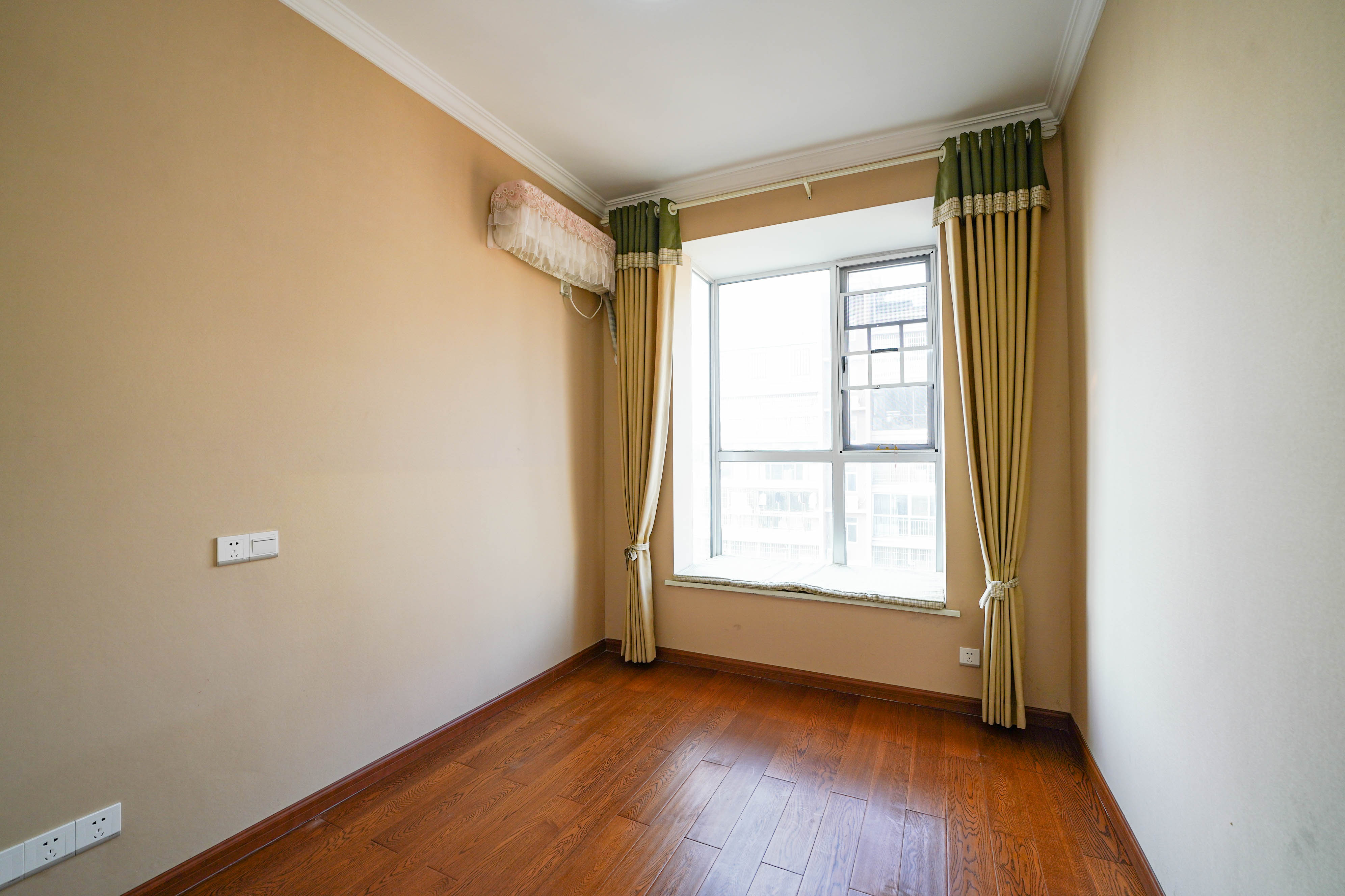 德泽苑  5室2厅2卫    128.0万卧室