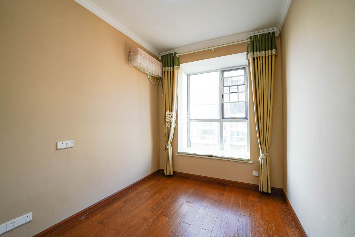 德泽苑  5室2厅2卫    128.0万 德泽苑  5室2厅2卫    128.0万卧室