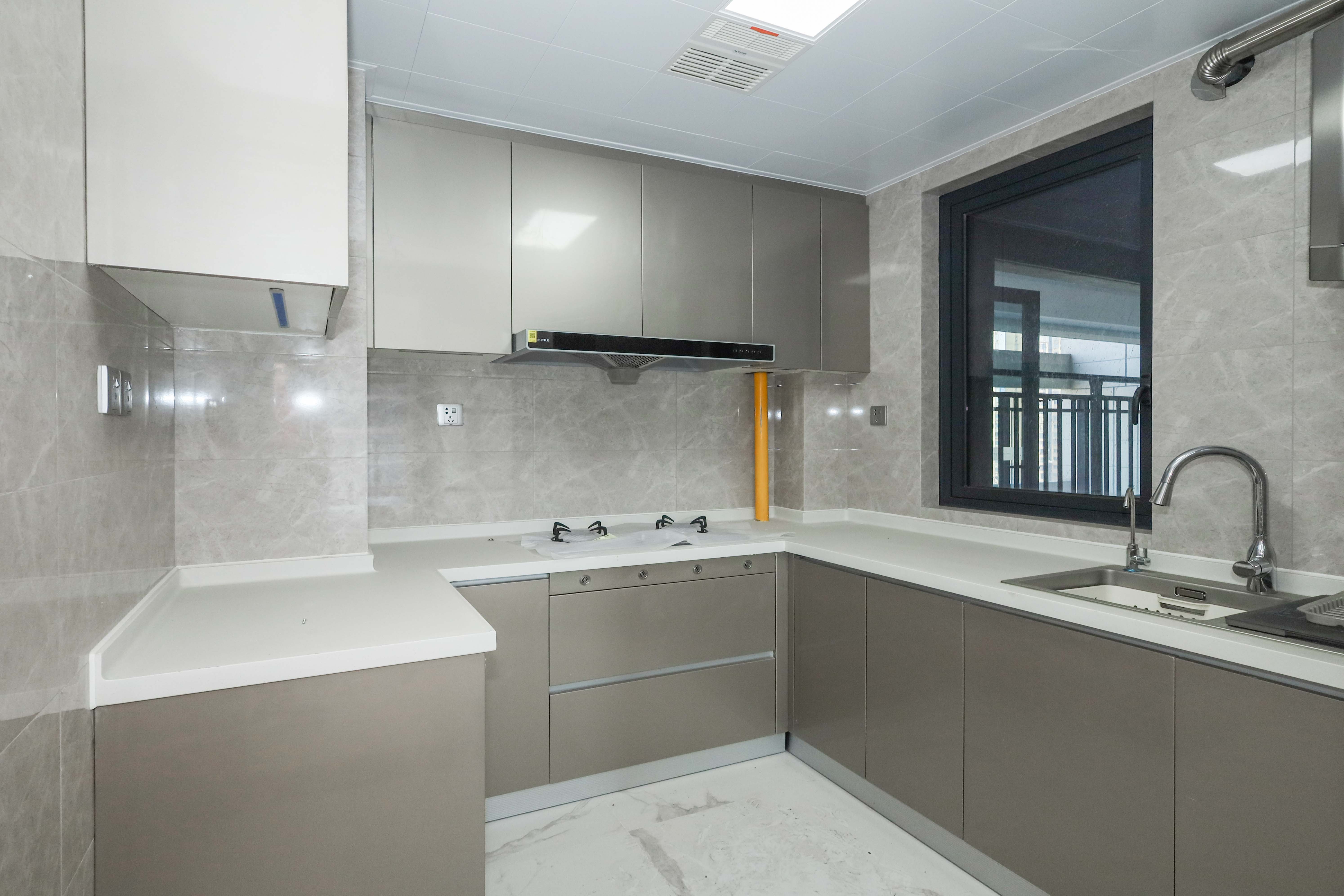 中海麓山境北区 3室2厅2卫 135.0万 中海麓山境北区 3室2厅2卫 135.0万厨房