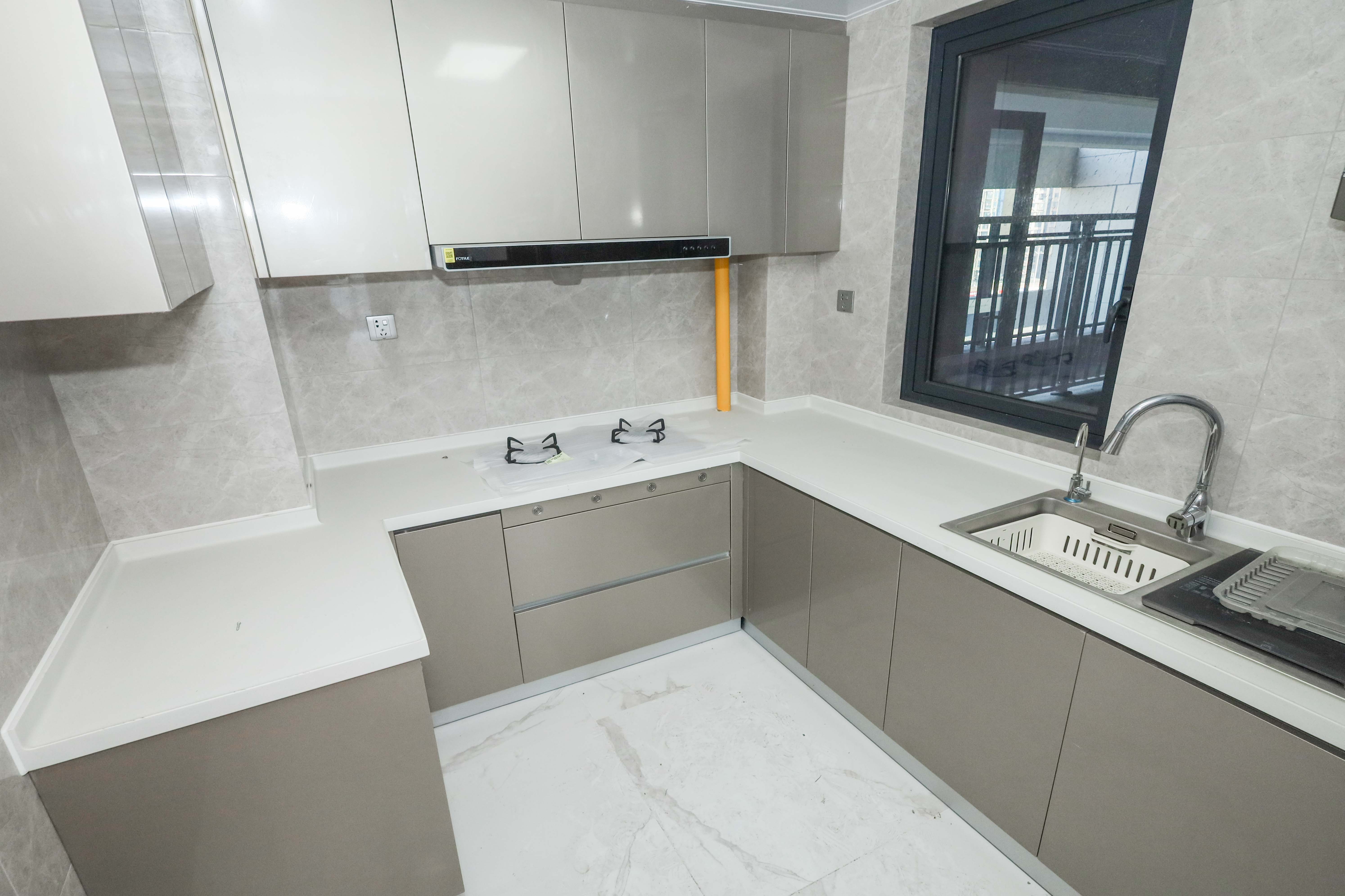 中海麓山境北区 3室2厅2卫 135.0万 中海麓山境北区 3室2厅2卫 135.0万厨房