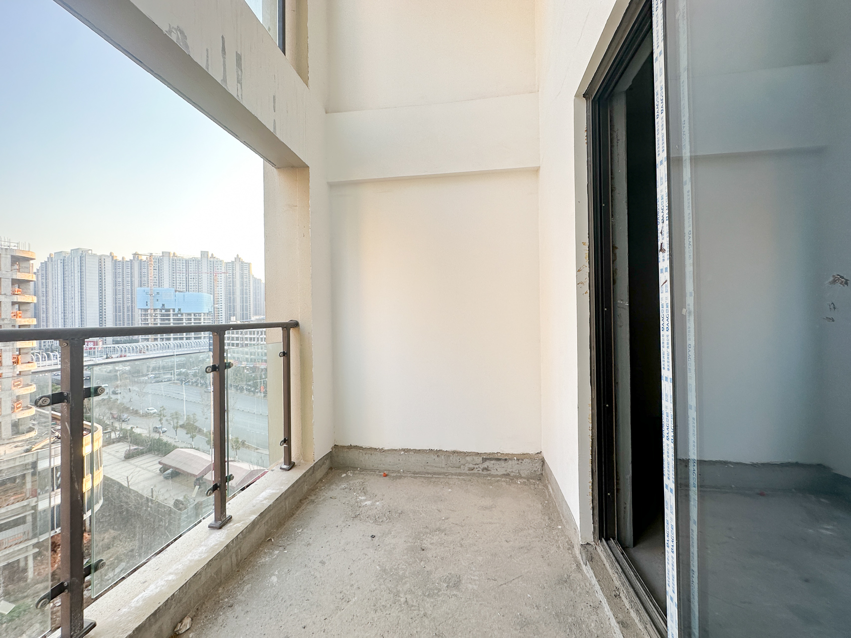 润和湘江天地D区 4室2厅2卫 135.0万 润和湘江天地D区 4室2厅2卫 135.0万阳台