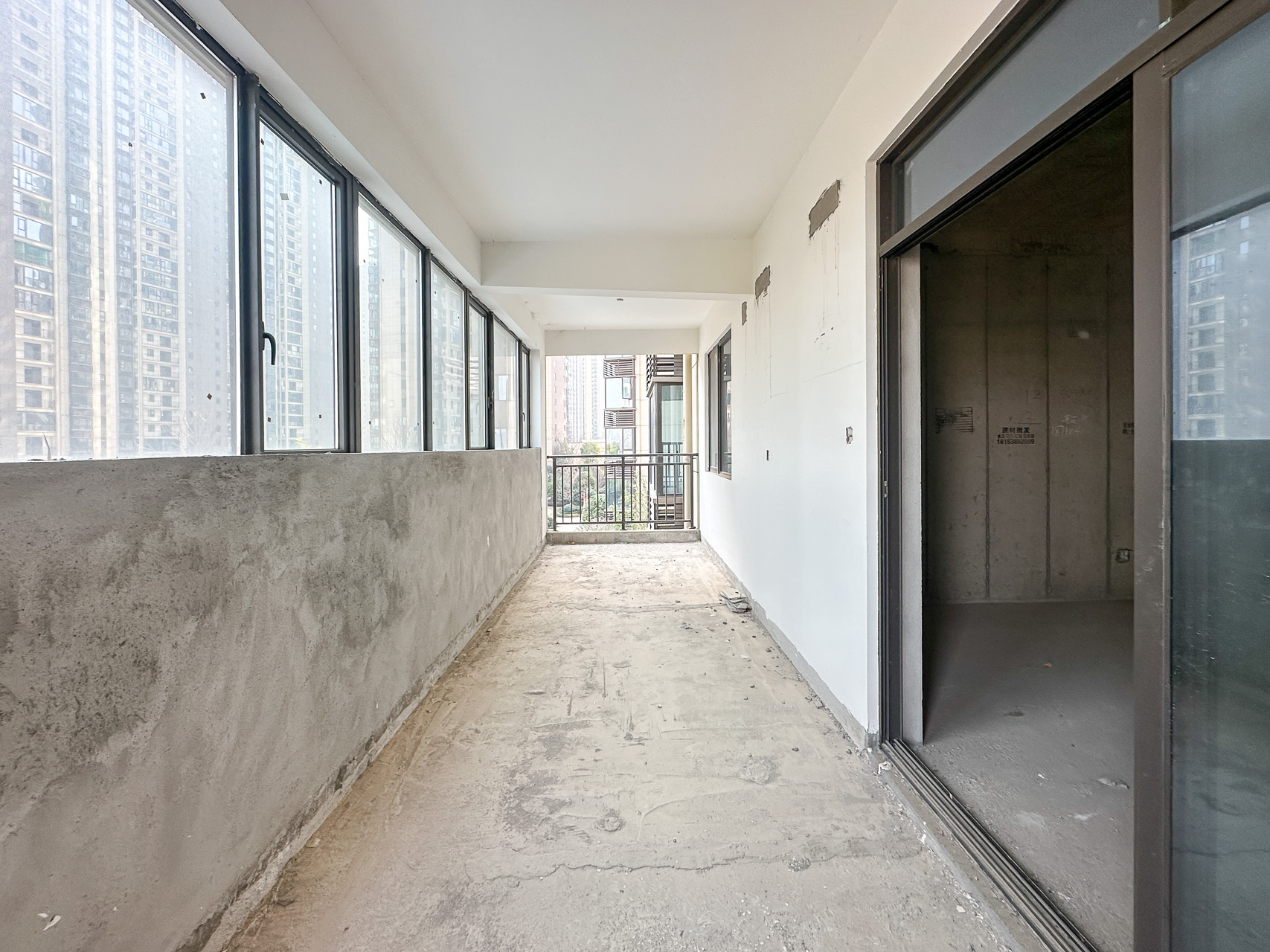 润和湘江天地E区 4室2厅2卫 170.0万 润和湘江天地E区 4室2厅2卫 170.0万阳台