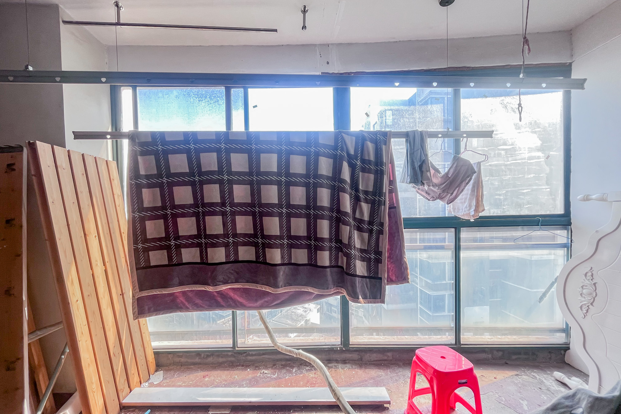 西山汇景一、二期  4室2厅2卫    239.0万 西山汇景一、二期  4室2厅2卫    239.0万阳台