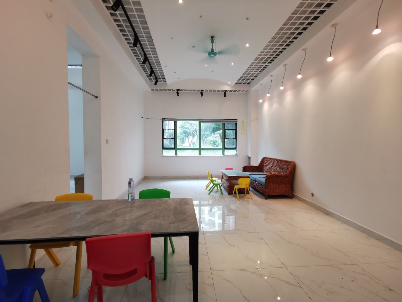 置地花园 4室2厅1卫 150.0万 置地花园 4室2厅1卫 150.0万客厅