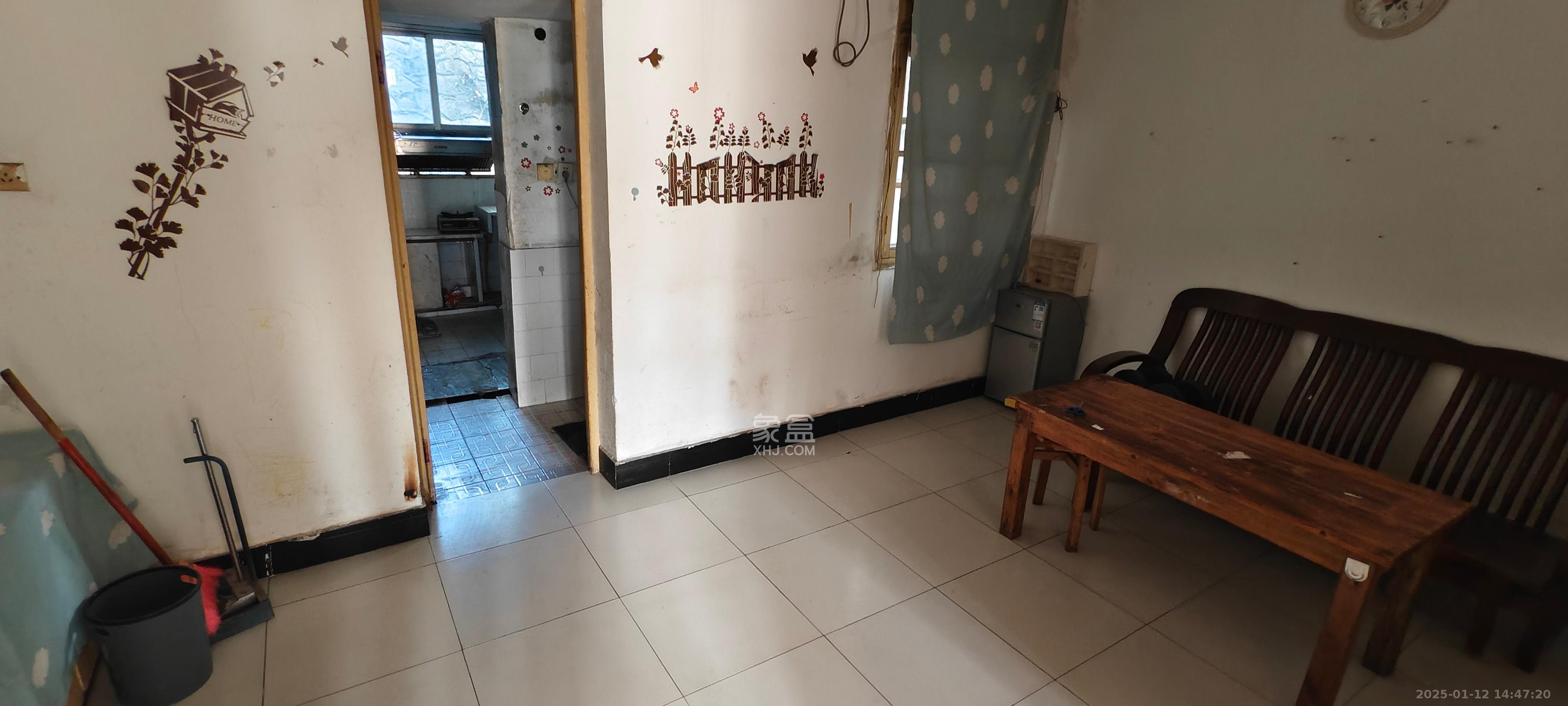 望岳村 2室1厅1卫 800.0元/月 望岳村 2室1厅1卫 800.0元/月室内图