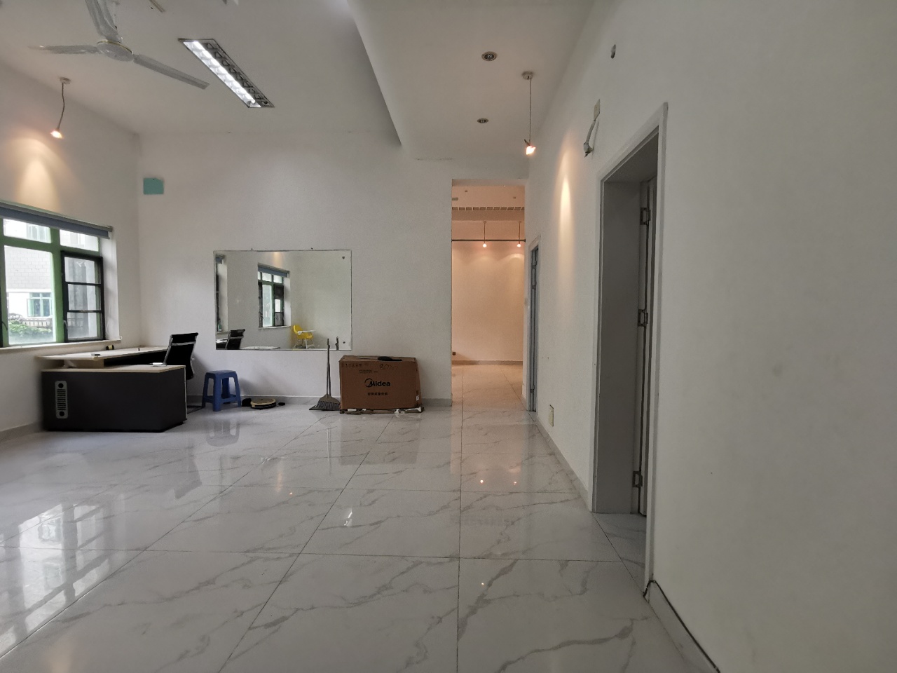 置地花园 4室2厅1卫 150.0万 置地花园 4室2厅1卫 150.0万客厅