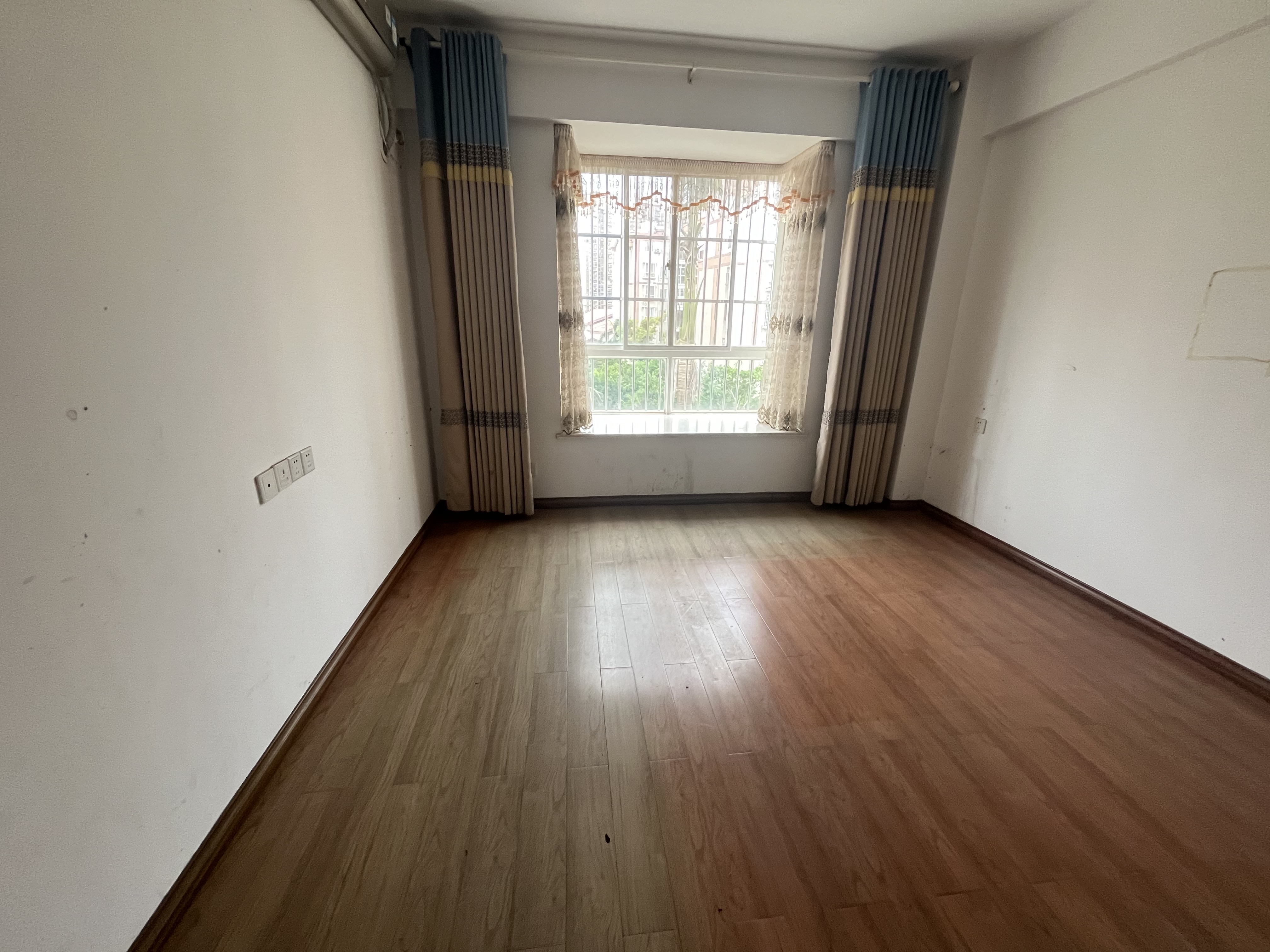 天上人间 3室2厅2卫 180.0万 天上人间 3室2厅2卫 180.0万室内图