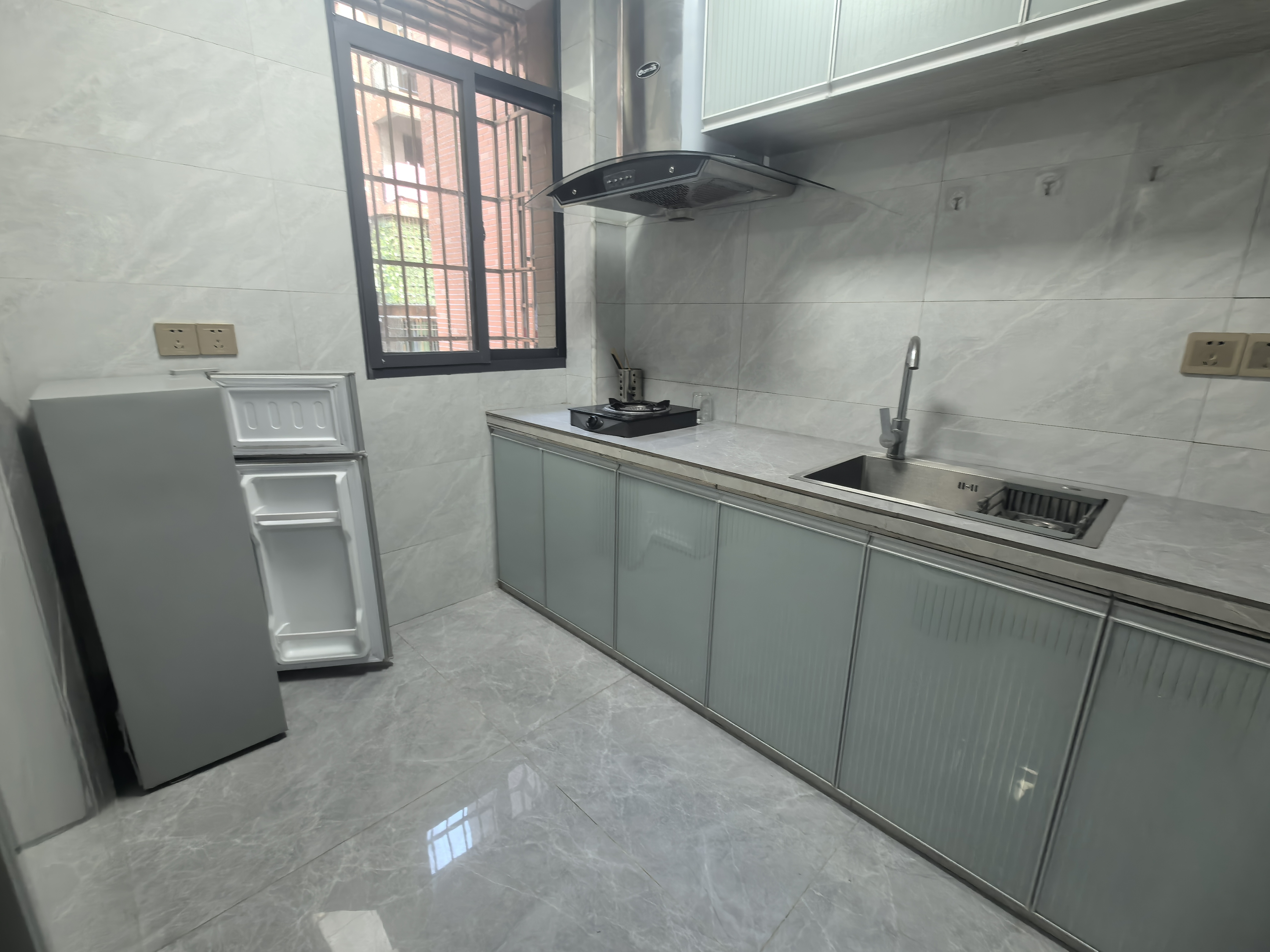 融冠亲城安置房  2室1厅1卫    1200.0元/月 融冠亲城安置房  2室1厅1卫    1200.0元/月室内图