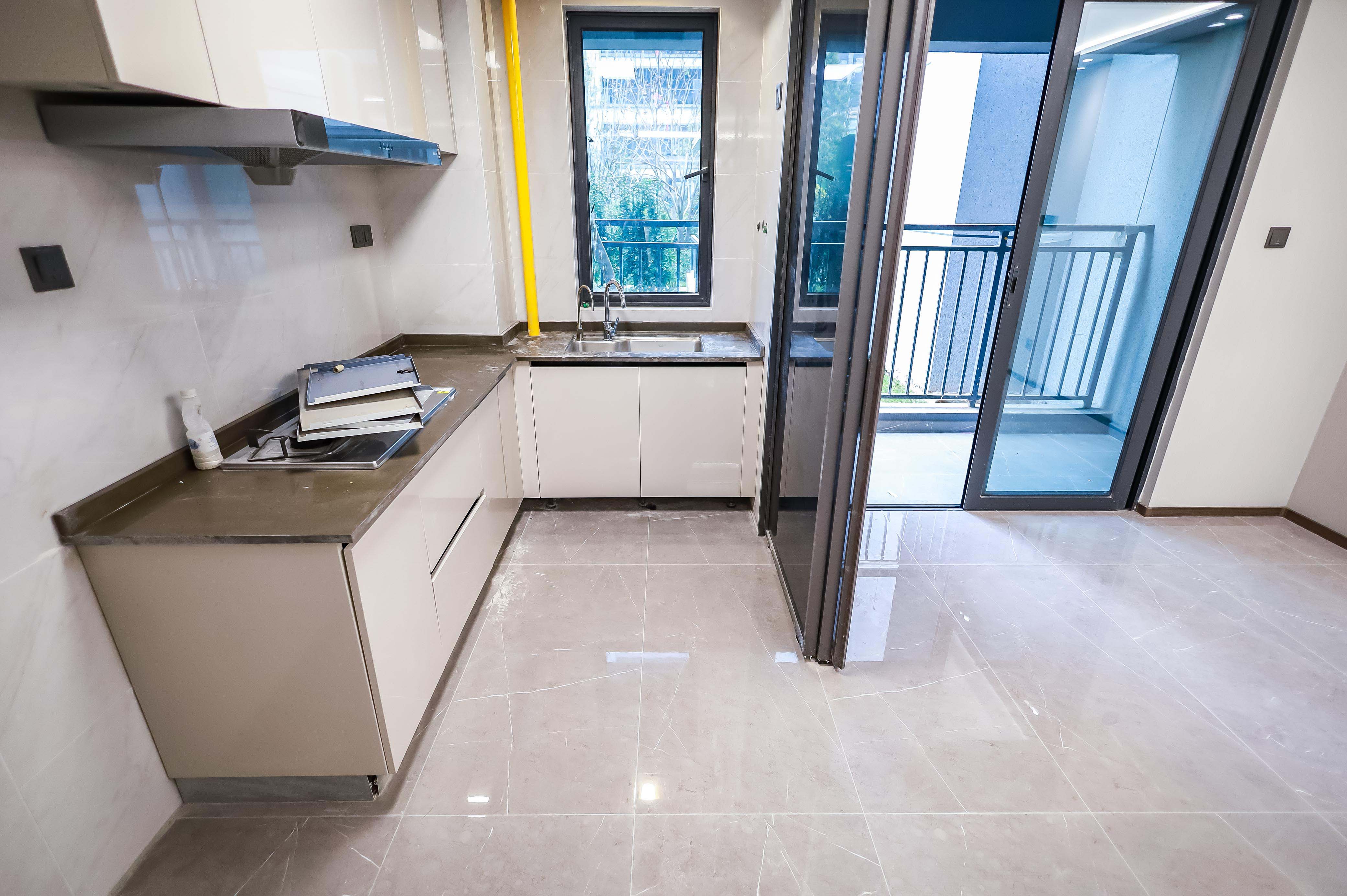 龙湖舜山府  4室2厅2卫    195.0万厨房