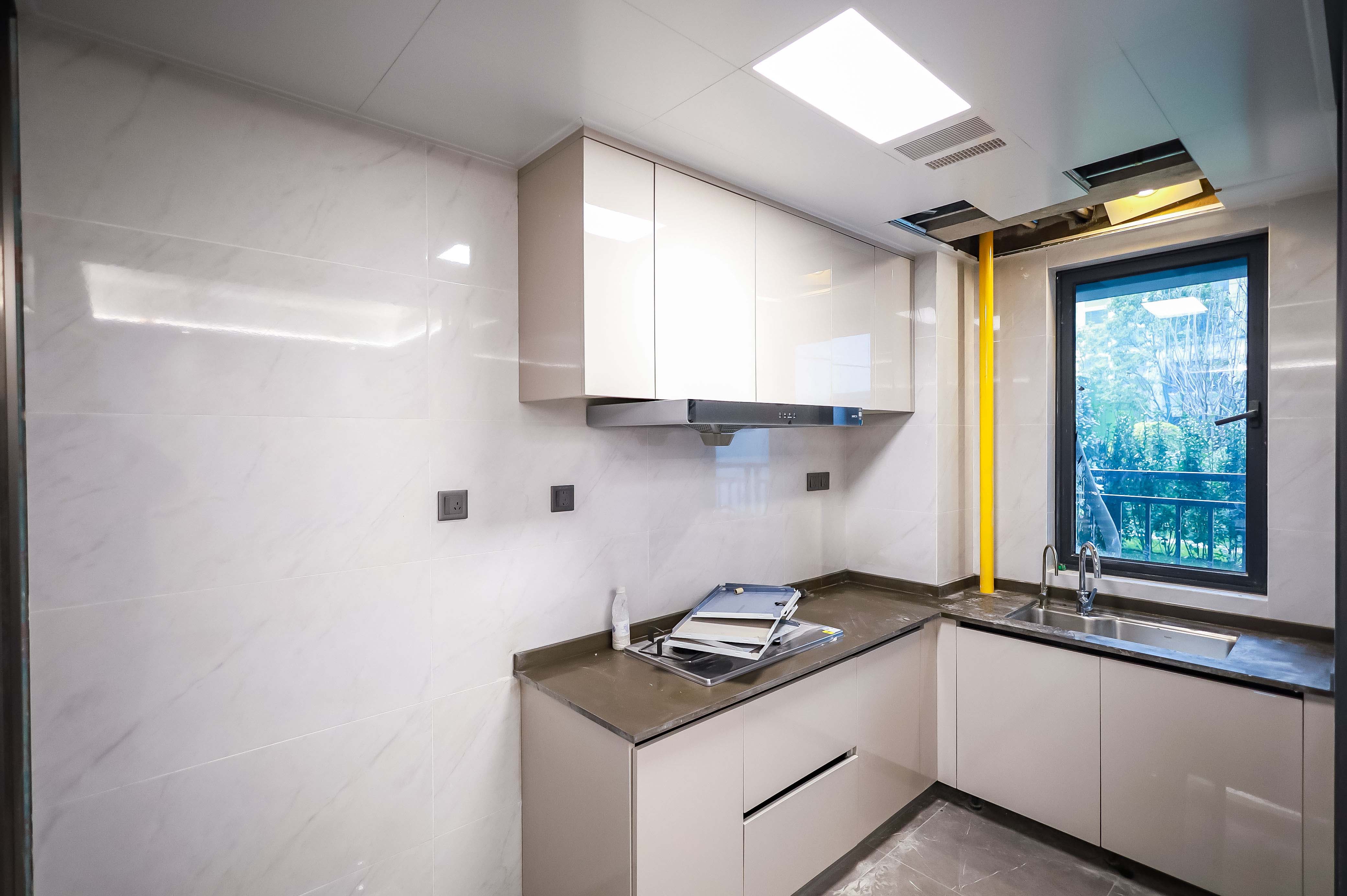 龙湖舜山府  4室2厅2卫    195.0万厨房