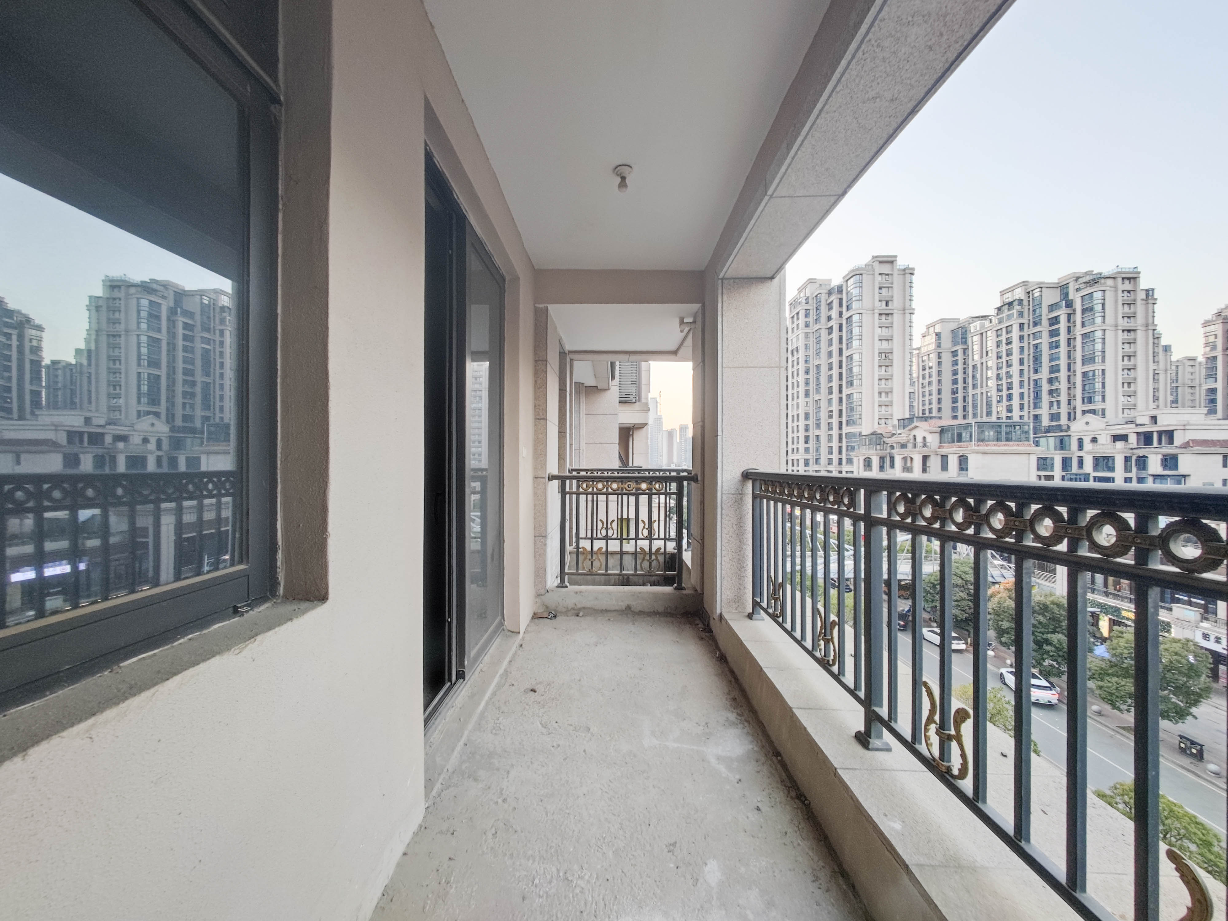 明昇壹城（明昇时代广场）一期  3室2厅2卫   225.30万阳台