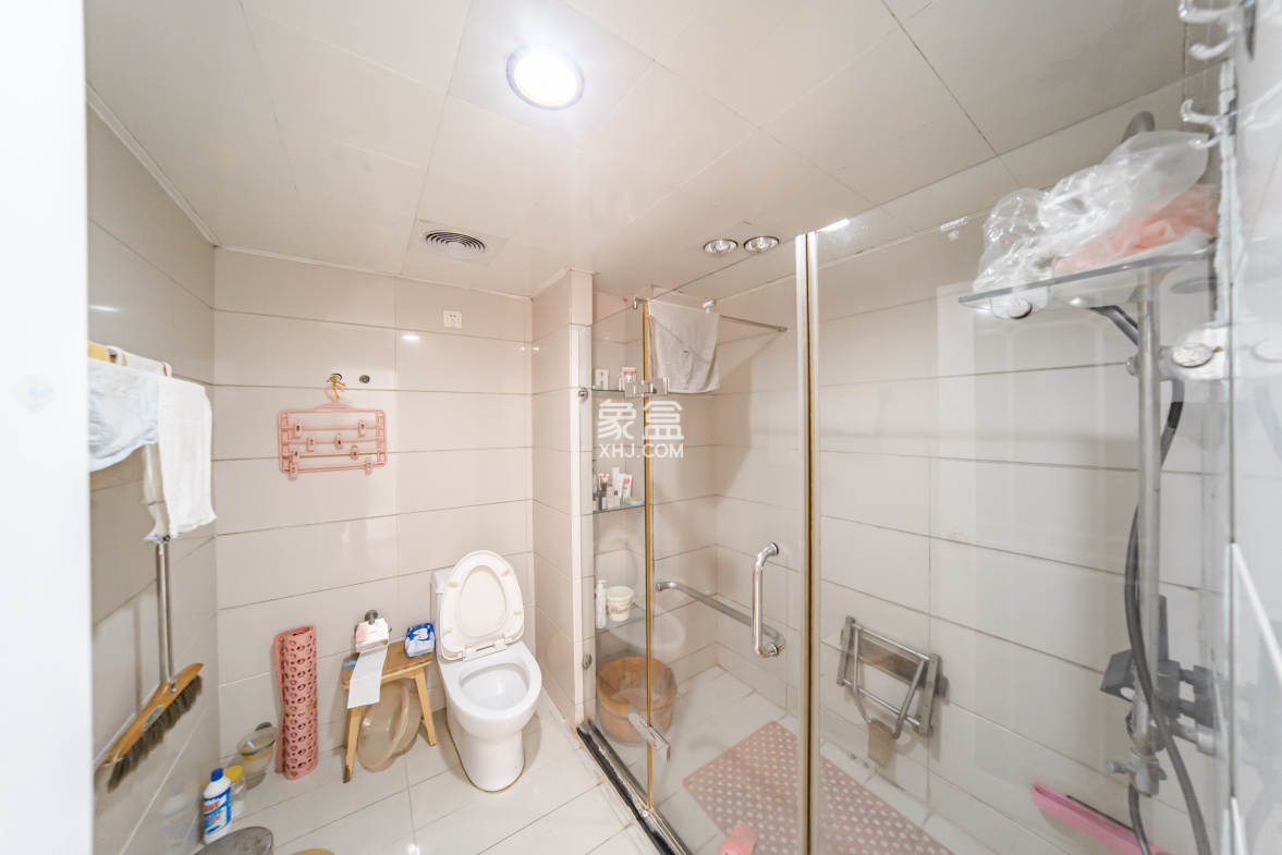 阳光100二期 3室2厅2卫 125.0万 阳光100二期 3室2厅2卫 125.0万卫生间