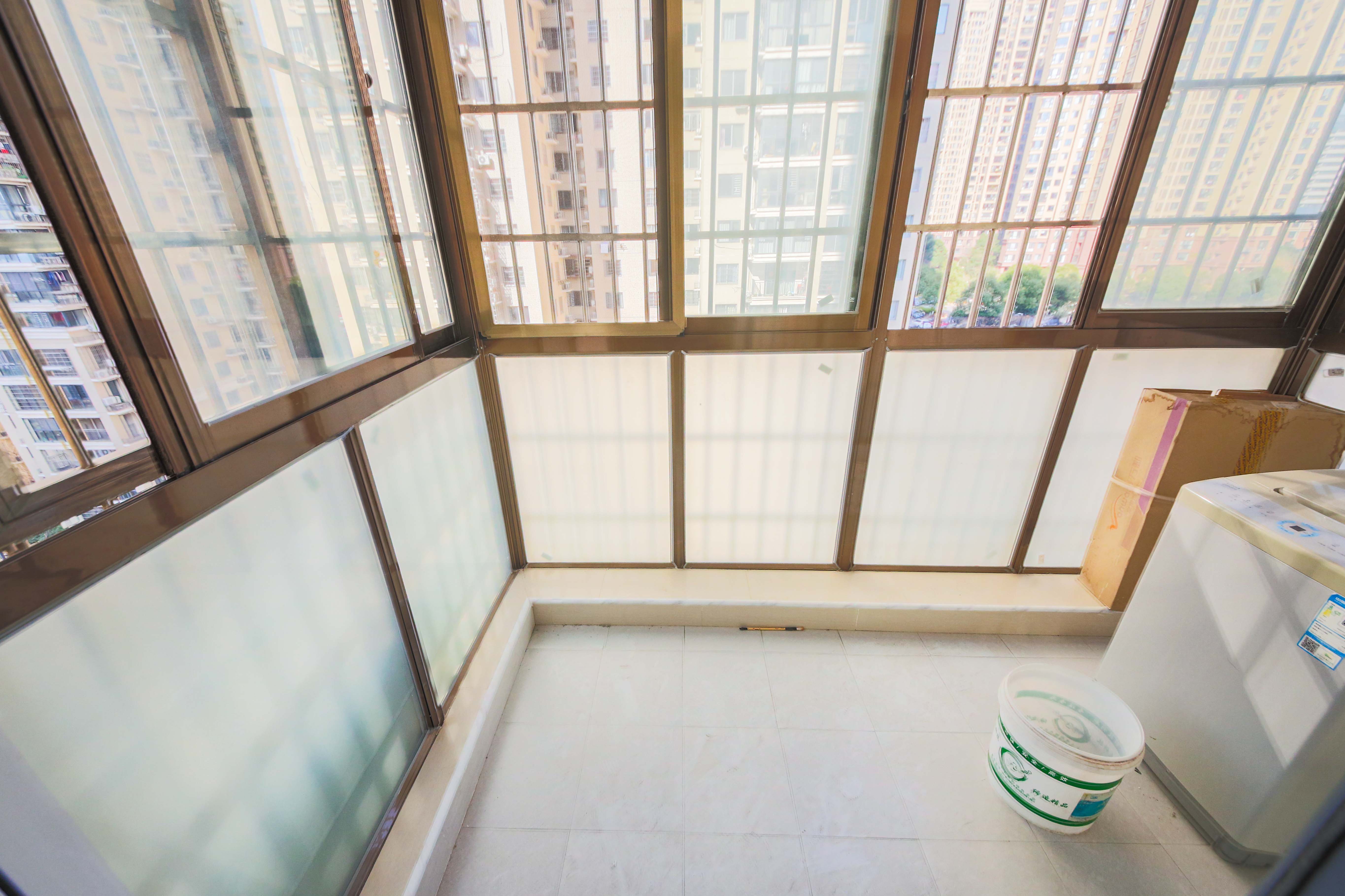 汇景豪庭  2室2厅1卫   76.00万阳台