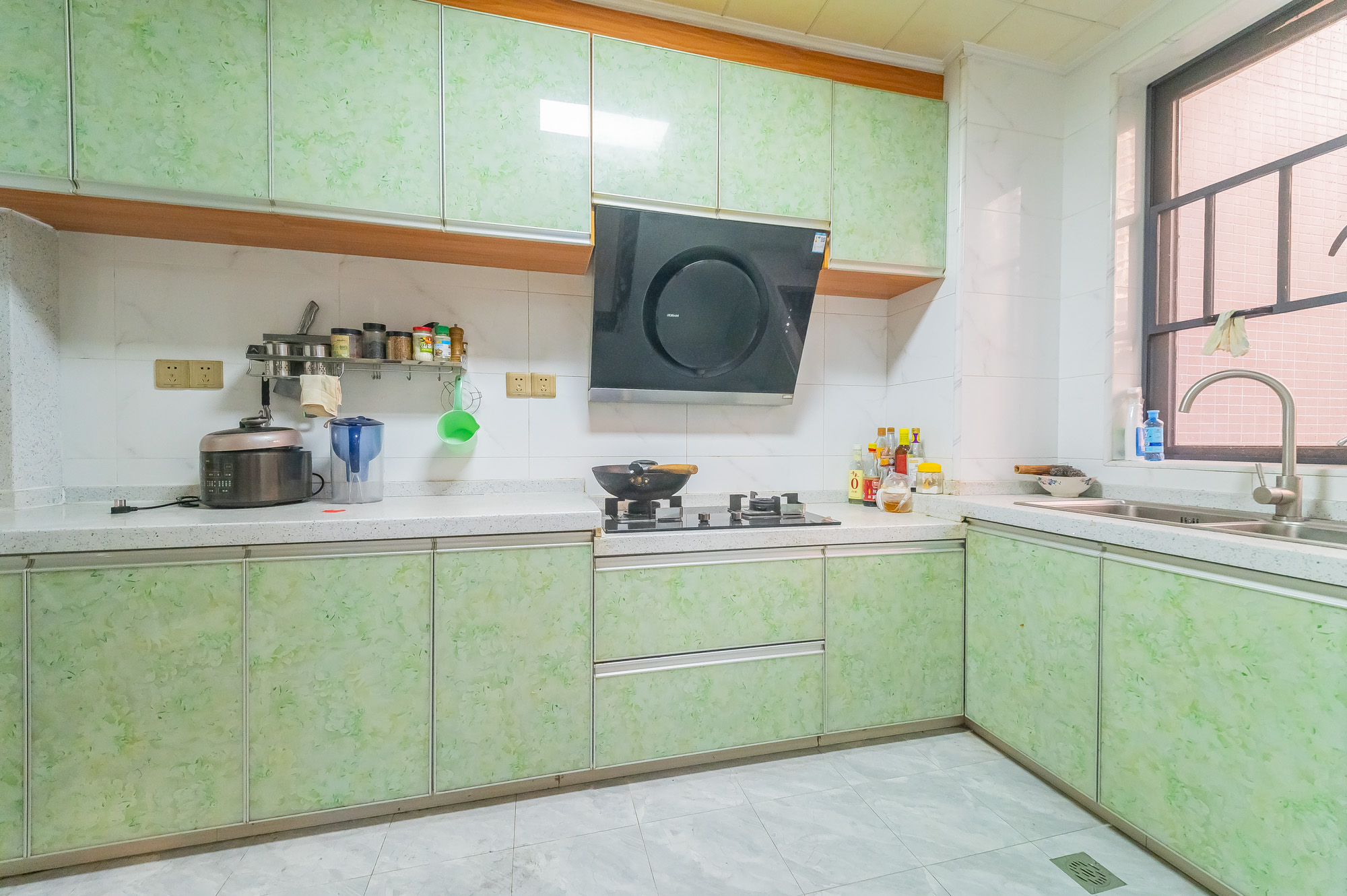 深业睿城  4室2厅2卫    107.0万 深业睿城  4室2厅2卫    107.0万厨房