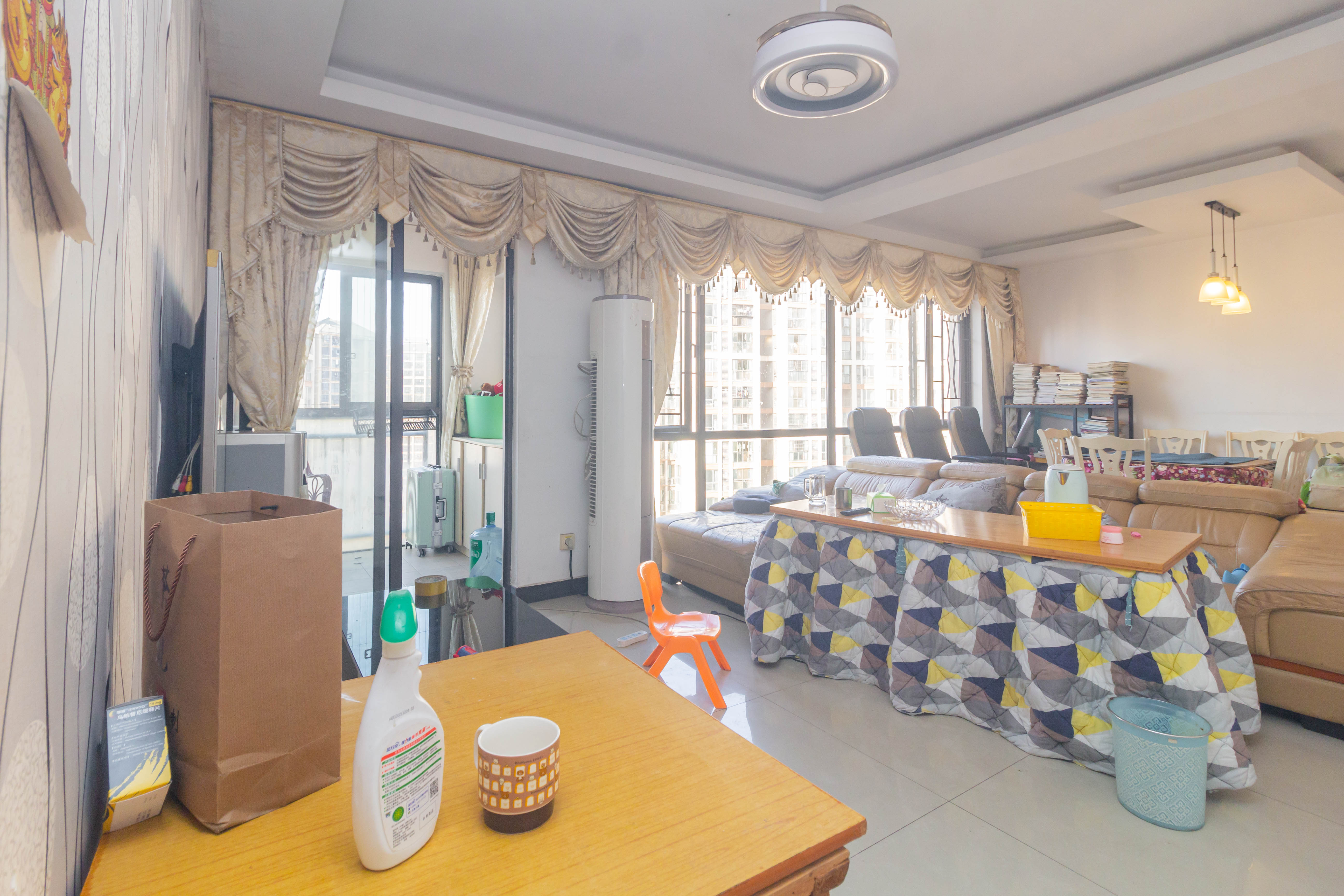 旭辉华庭 4室2厅2卫 65.8万 旭辉华庭 4室2厅2卫 65.8万客厅