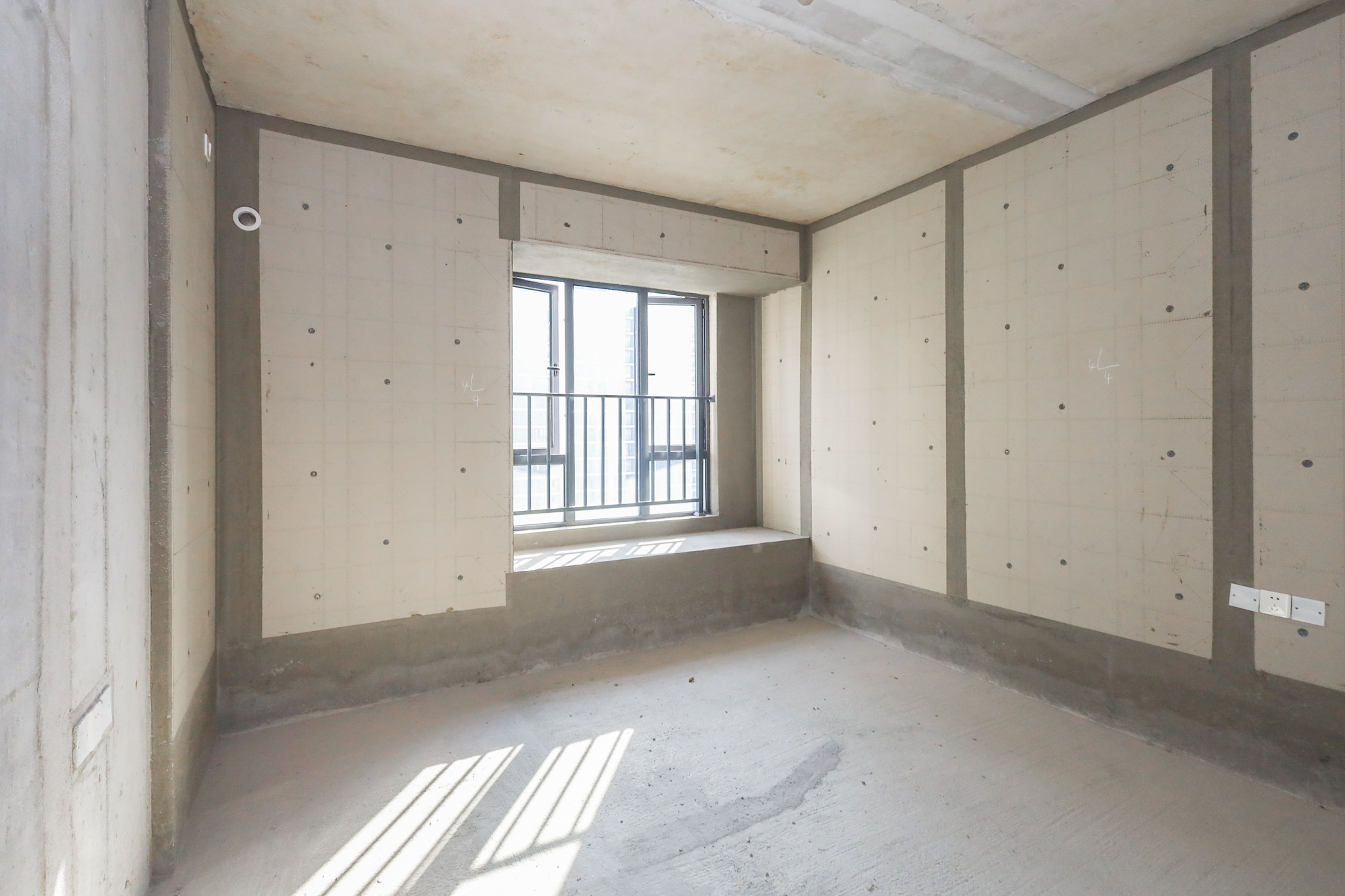 轨道中建麓江府  4室2厅2卫   235.00万卧室