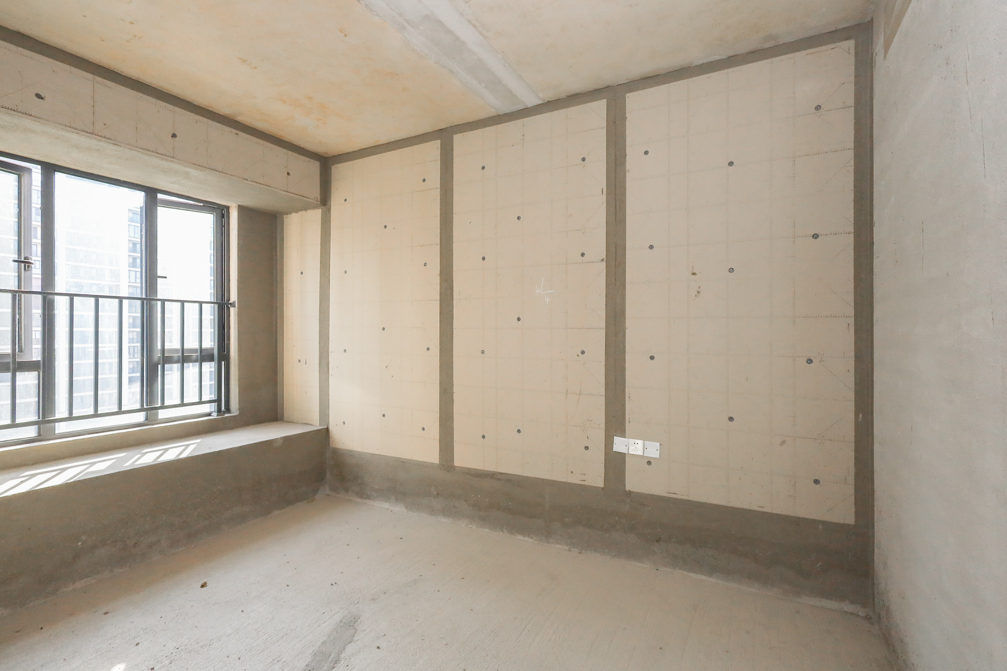 轨道中建麓江府  4室2厅2卫   235.00万卧室
