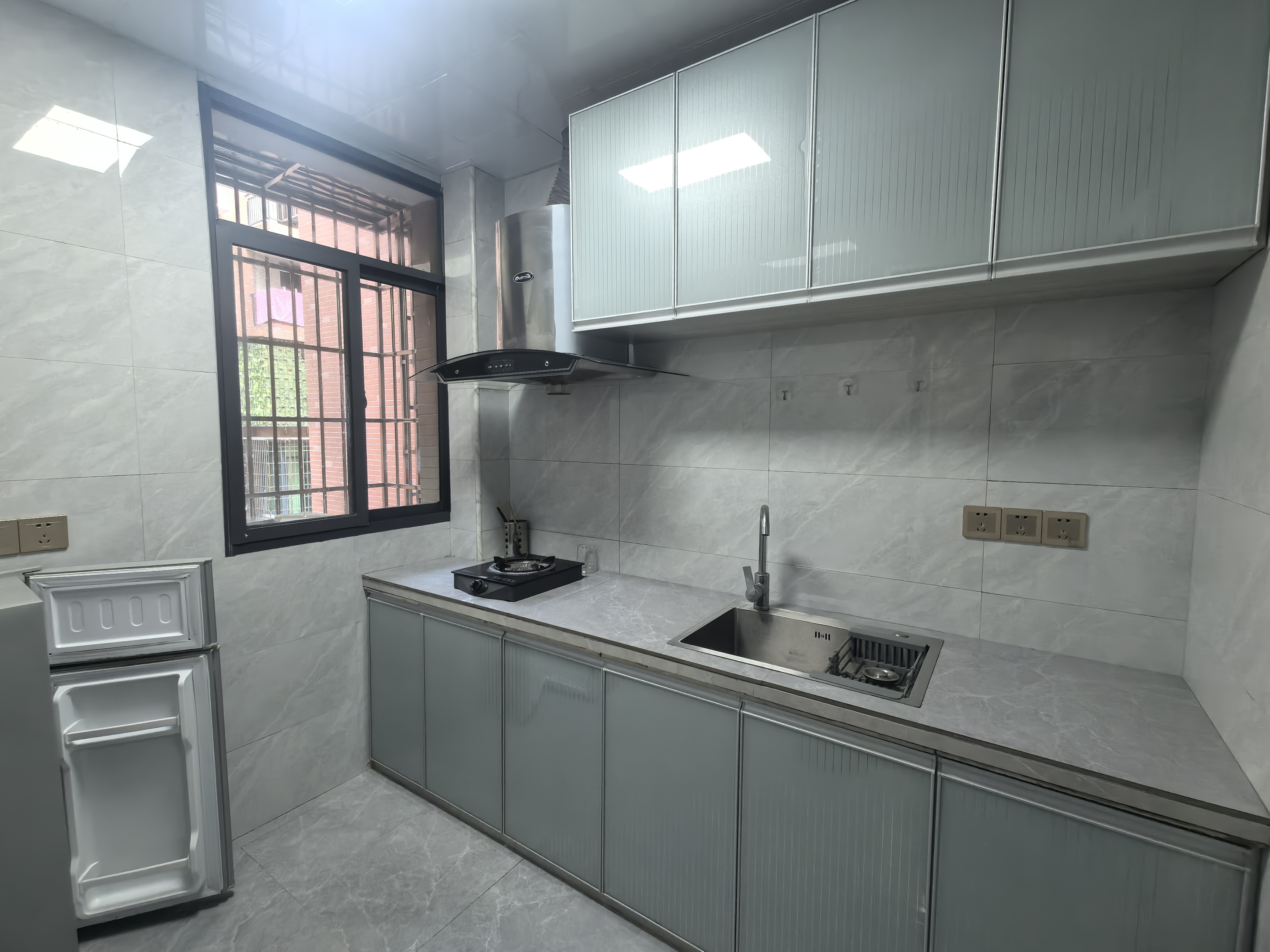 融冠亲城安置房  2室1厅1卫    1200.0元/月 融冠亲城安置房  2室1厅1卫    1200.0元/月室内图