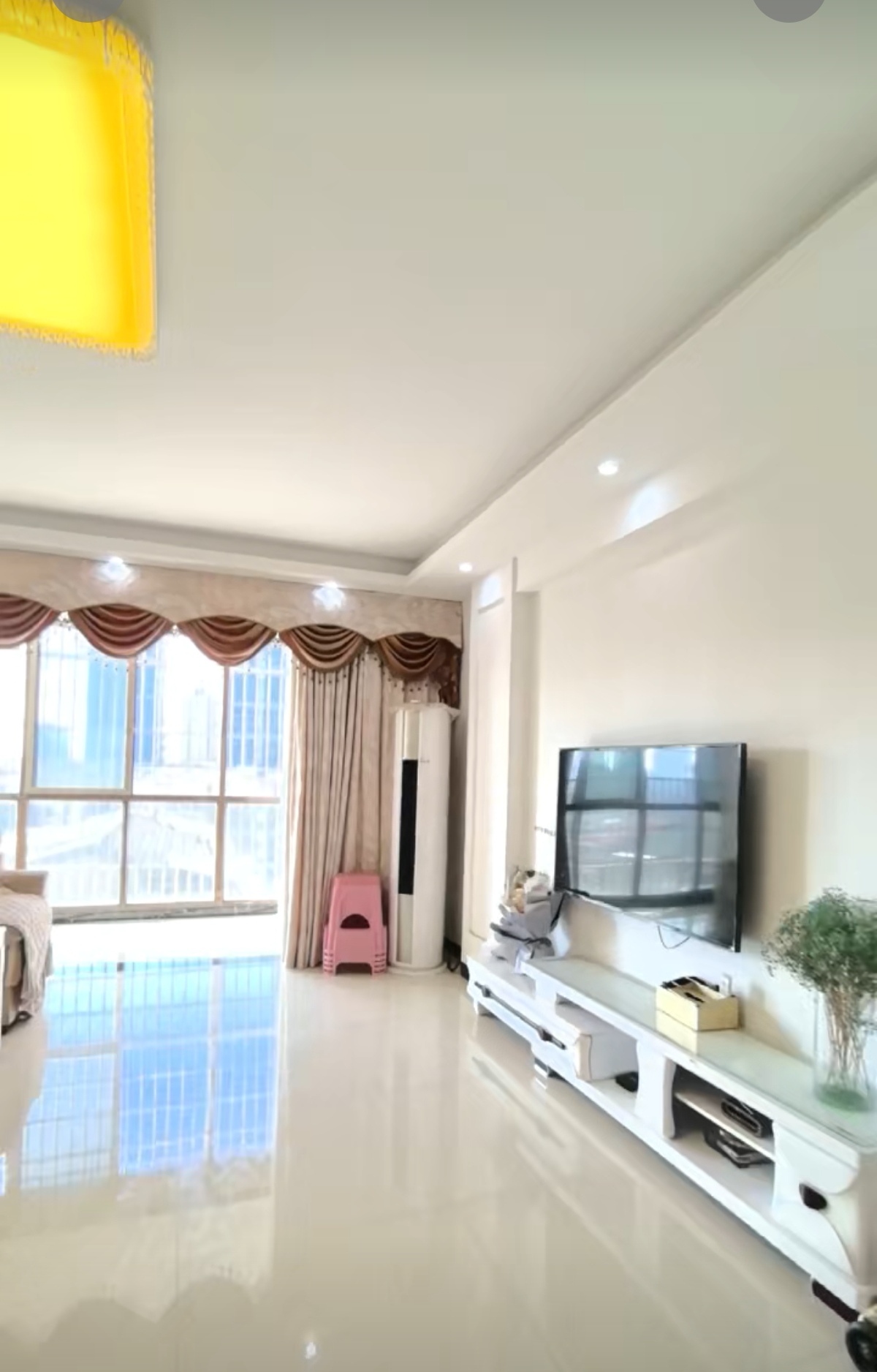 南珠苑  4室2厅2卫    52.0万客厅