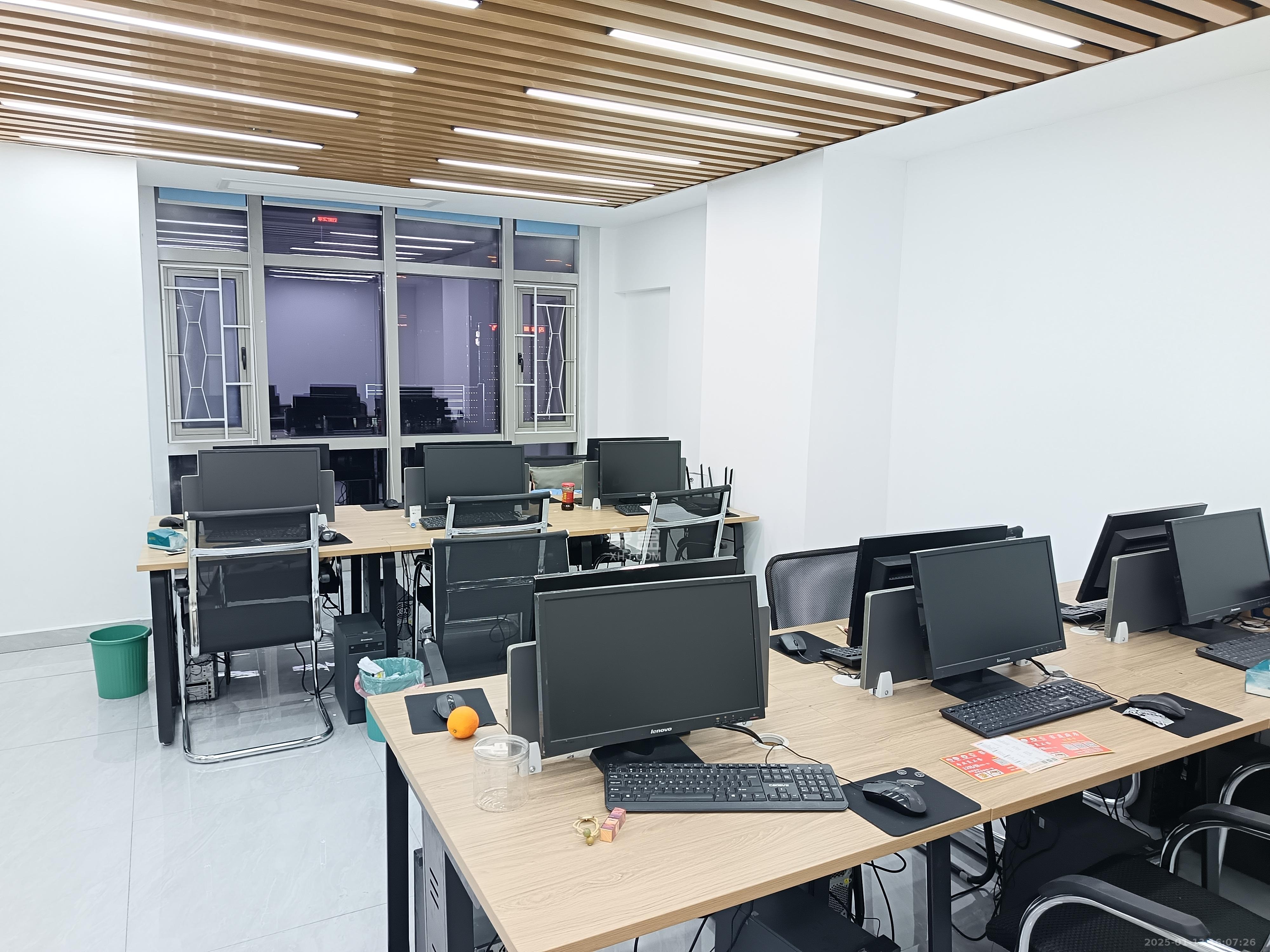 奥克斯广场 2室1厅1卫 5500.0元/月 奥克斯广场 2室1厅1卫 5500.0元/月室内图