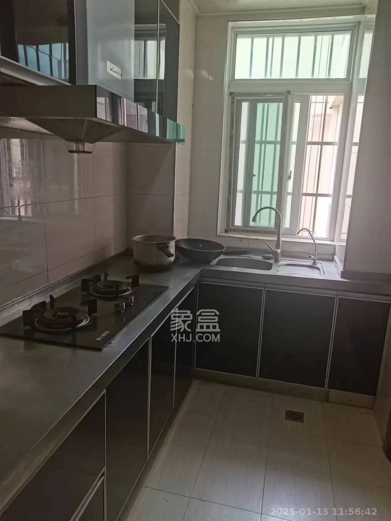 麓谷加州阳光  3室2厅2卫    2800.0元/月室内图