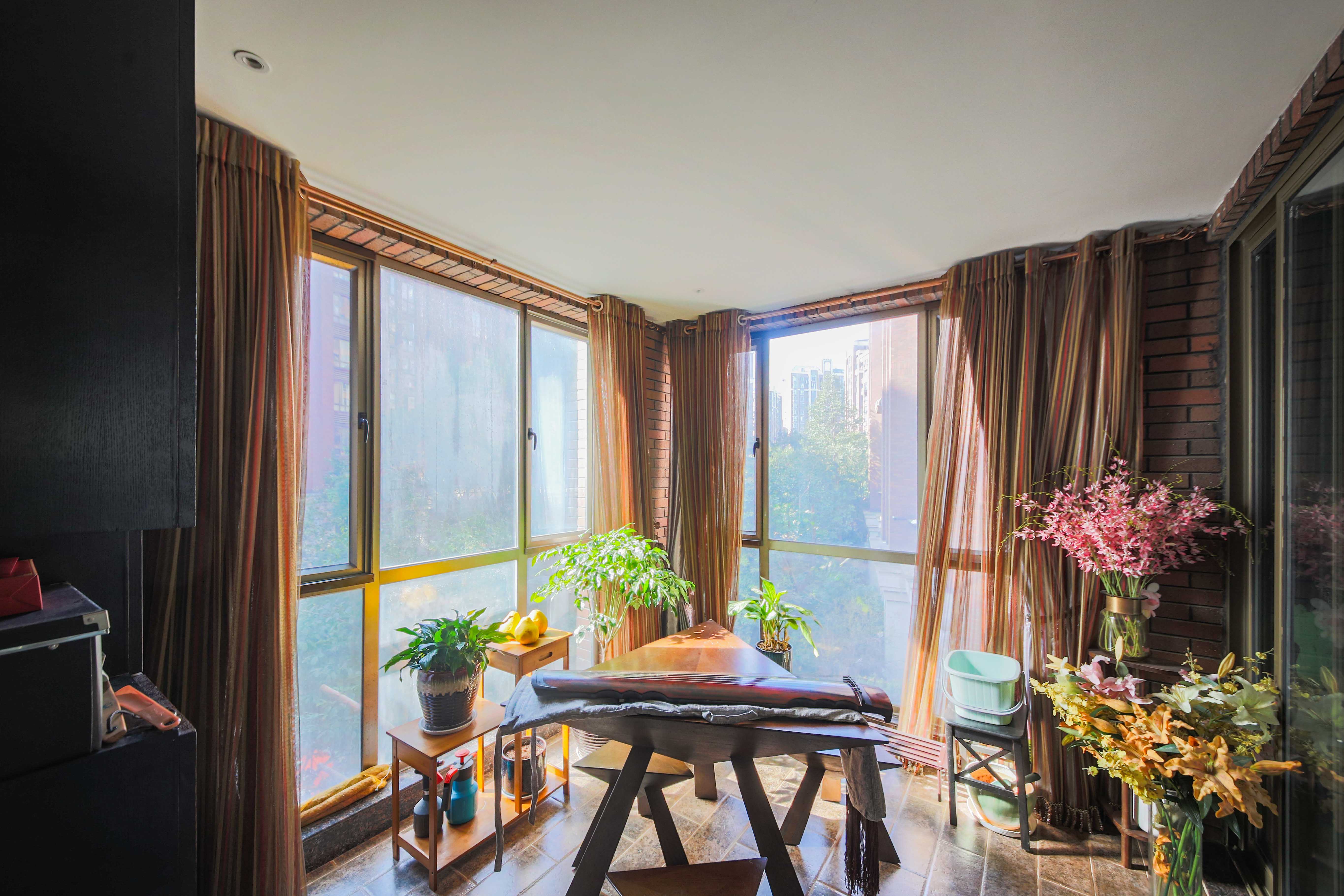 奥林匹克花园 4室2厅2卫 220.0万 奥林匹克花园 4室2厅2卫 220.0万阳台