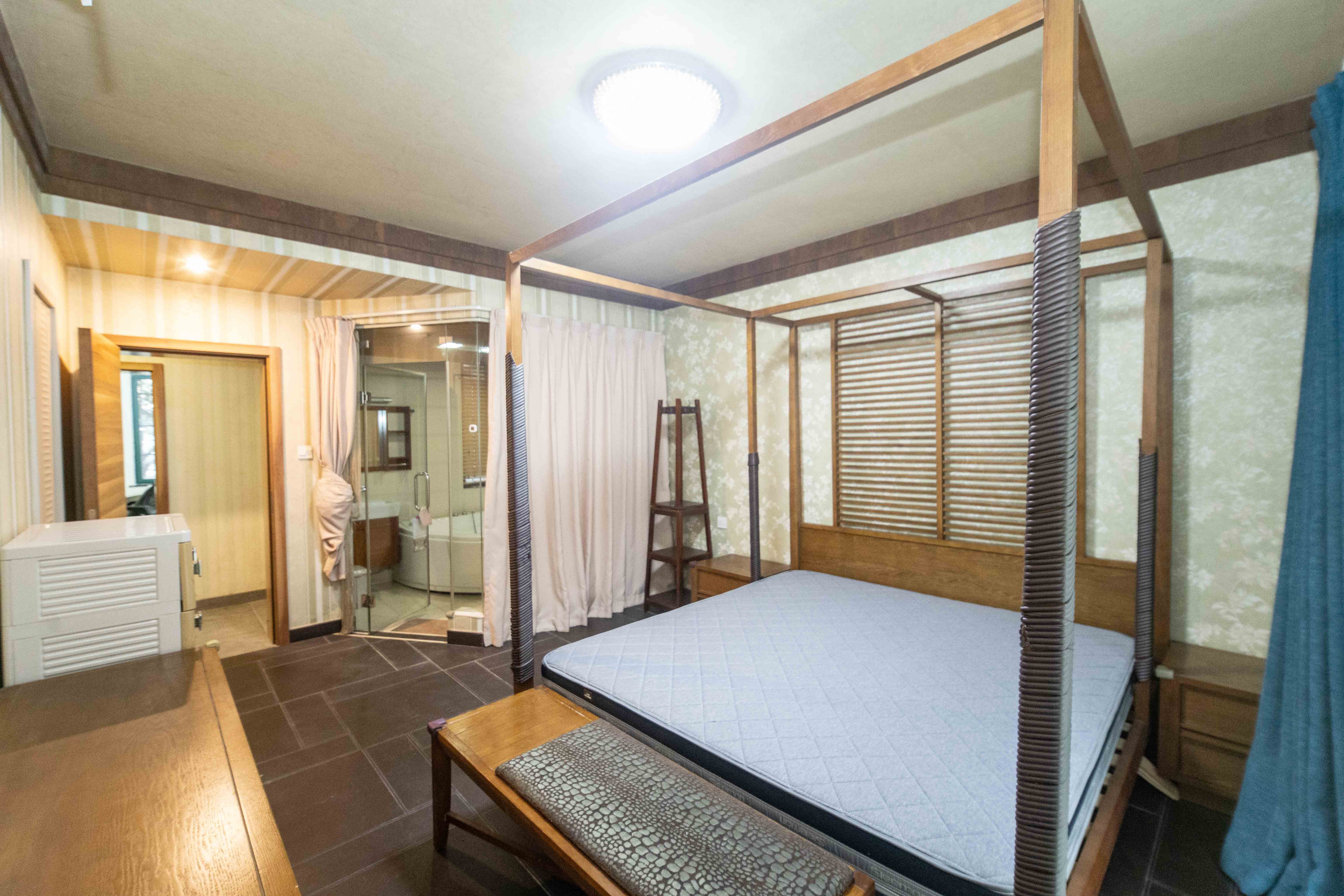 星城世家  4室2厅2卫   215.00万卧室